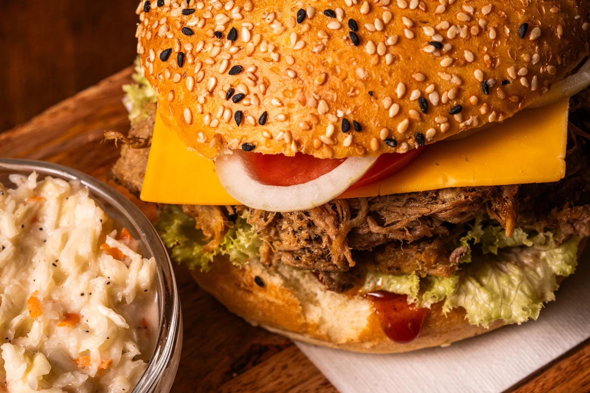 Strongburger s trhaným vepřovým a čedarem, k tomu hranolky i coleslaw: pro 1, 2 nebo 4 osoby