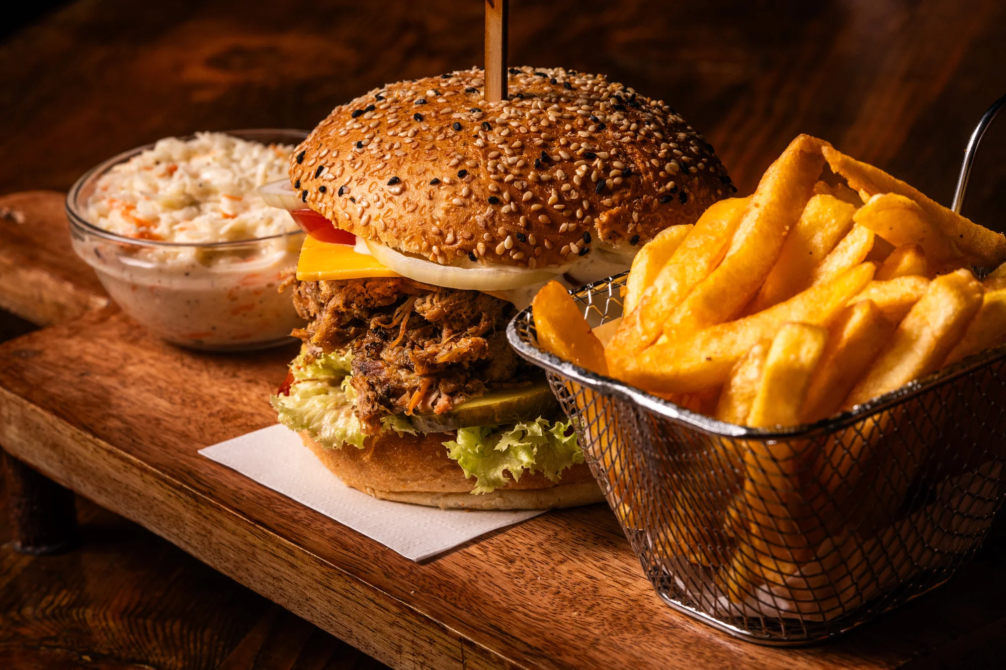 Strongburger s trhaným vepřovým a čedarem, k tomu hranolky i coleslaw: pro 1, 2 nebo 4 osoby