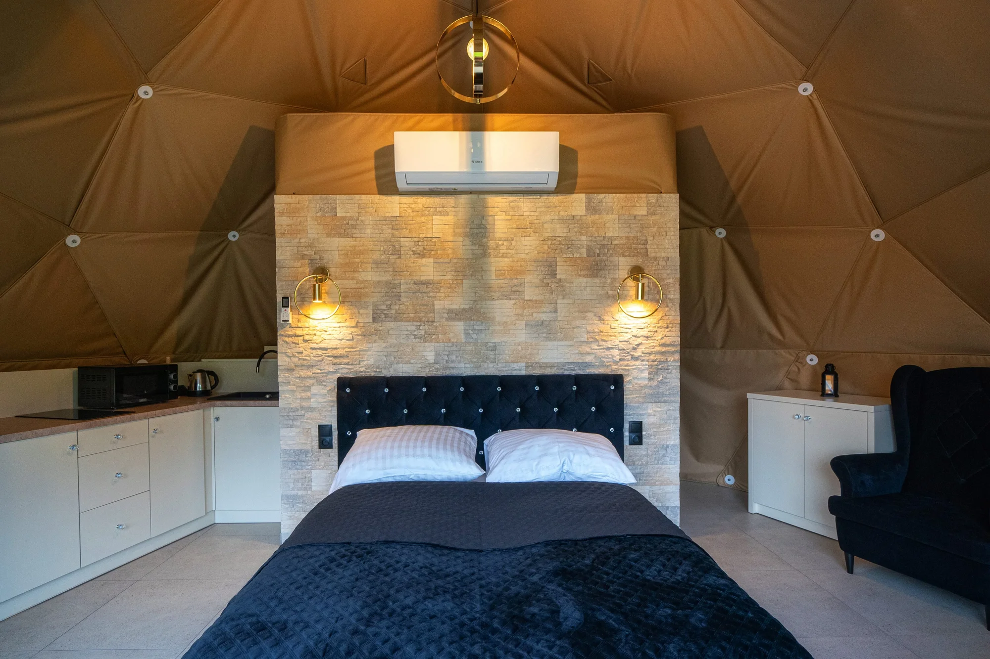 Romantický glamping s venkovní vířivkou jen kousek od Zakopaného