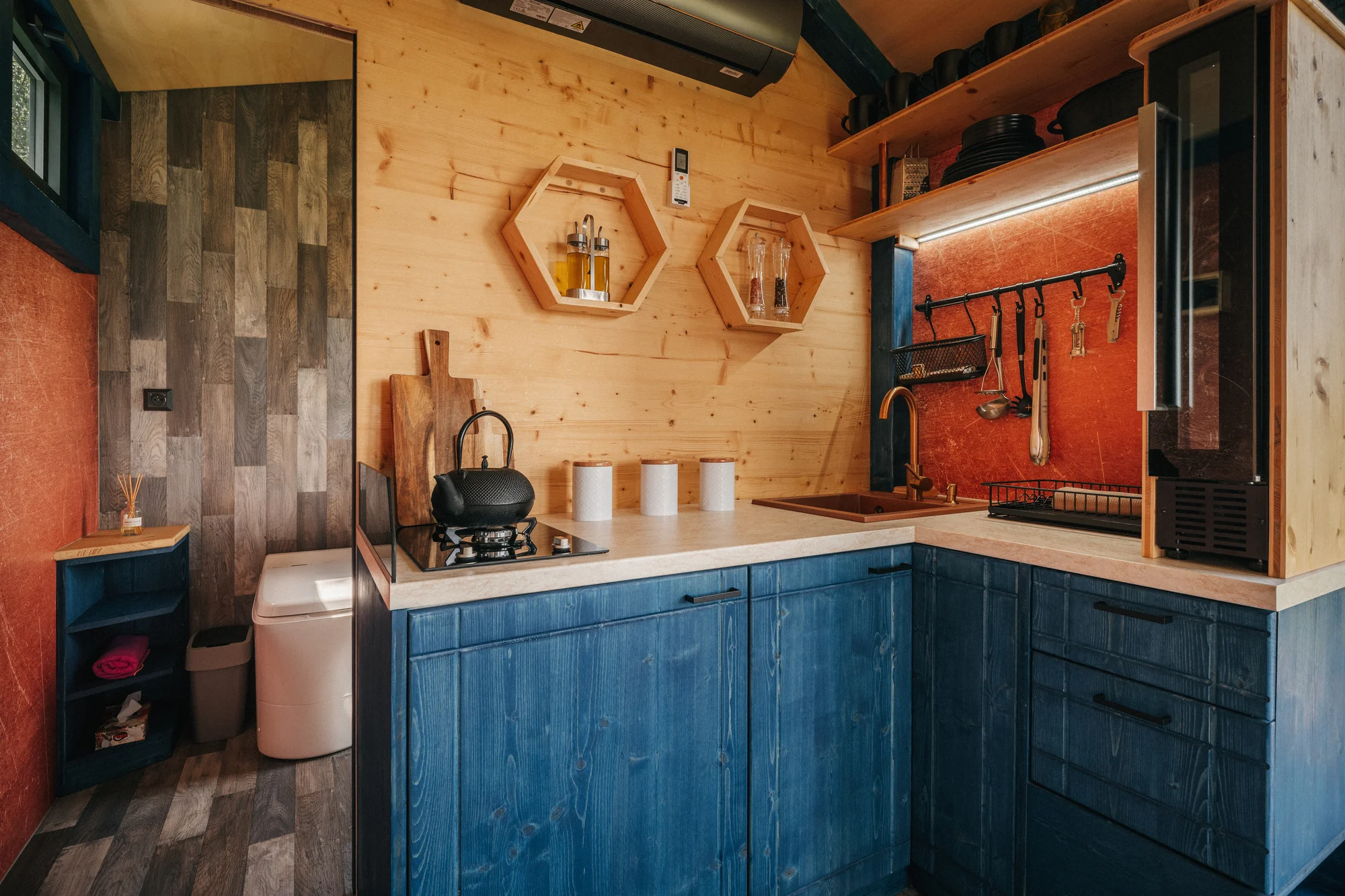 Tiny House Louis na Lipensku: skvělé vybavení včetně kuchyně a koupelny, překrásný výhled