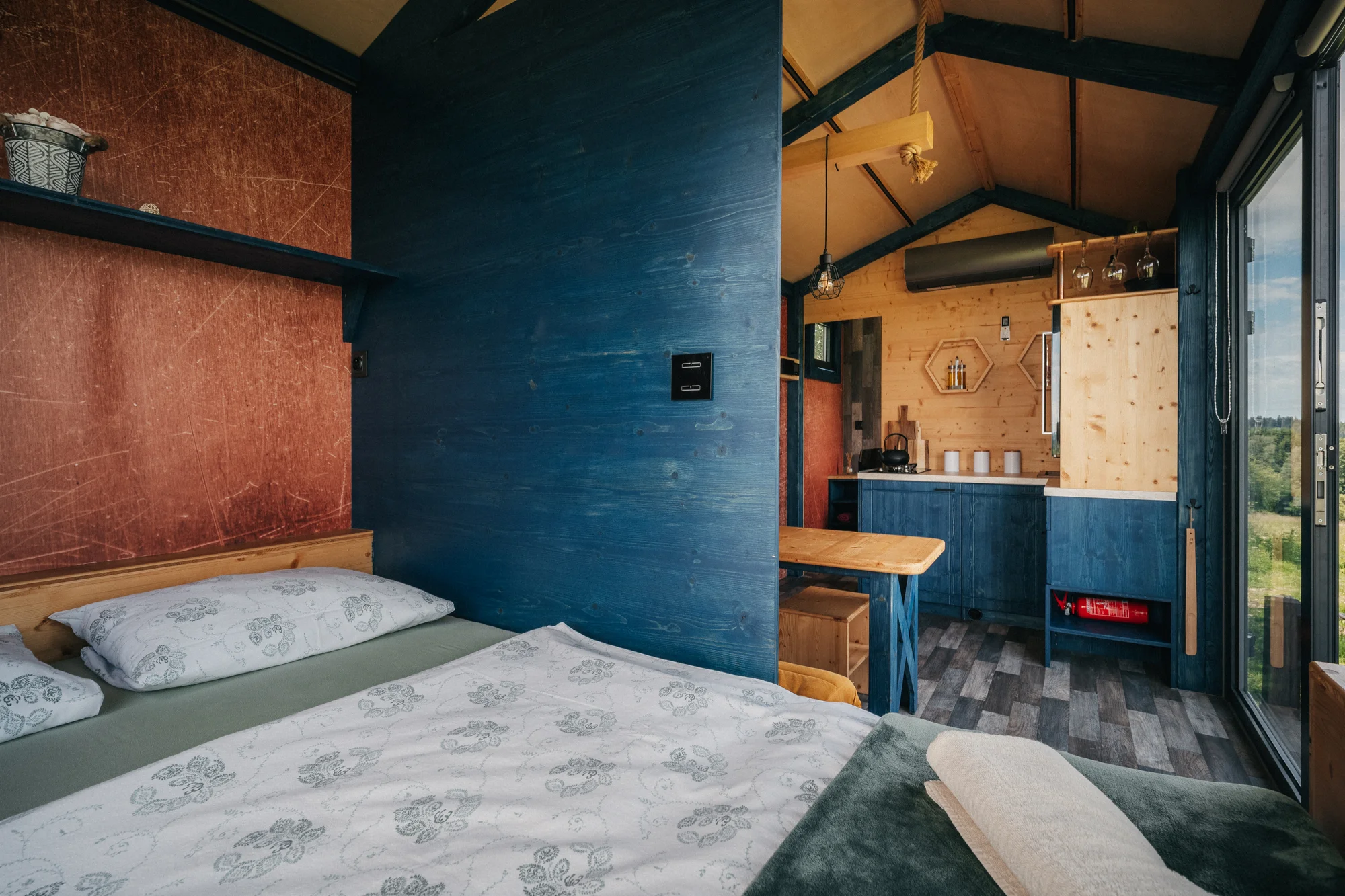 Tiny House Louis na Lipensku: skvělé vybavení včetně kuchyně a koupelny, překrásný výhled