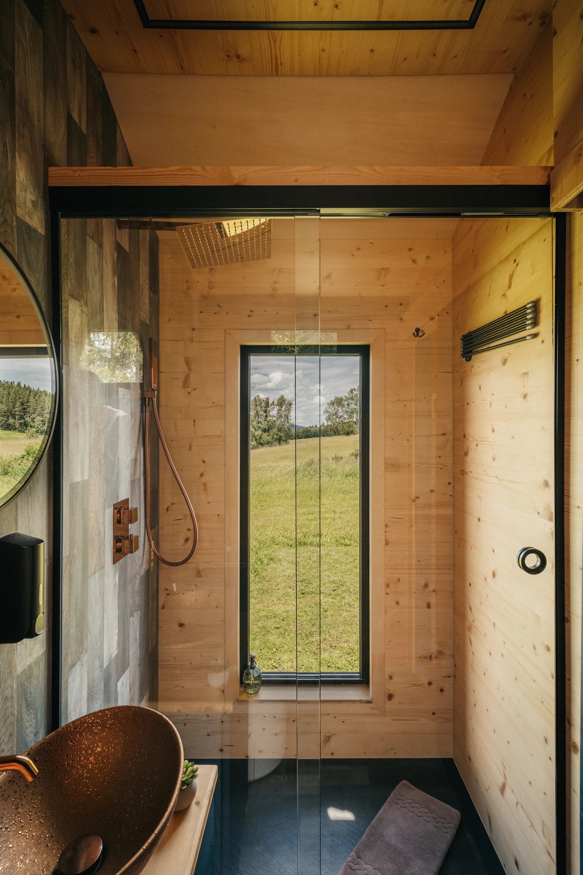 Tiny House Louis na Lipensku: skvělé vybavení včetně kuchyně a koupelny, překrásný výhled
