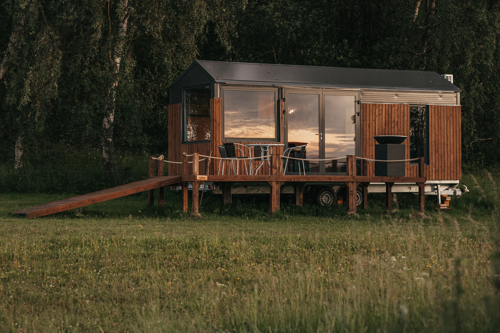 Tiny House Louis na Lipensku: skvělé vybavení včetně kuchyně a koupelny, překrásný výhled
