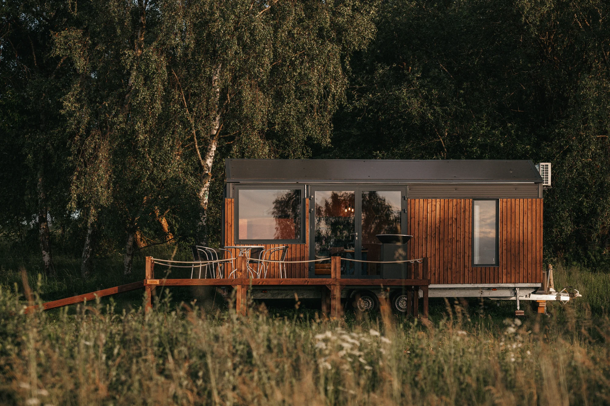Tiny House Louis na Lipensku: skvělé vybavení včetně kuchyně a koupelny, překrásný výhled