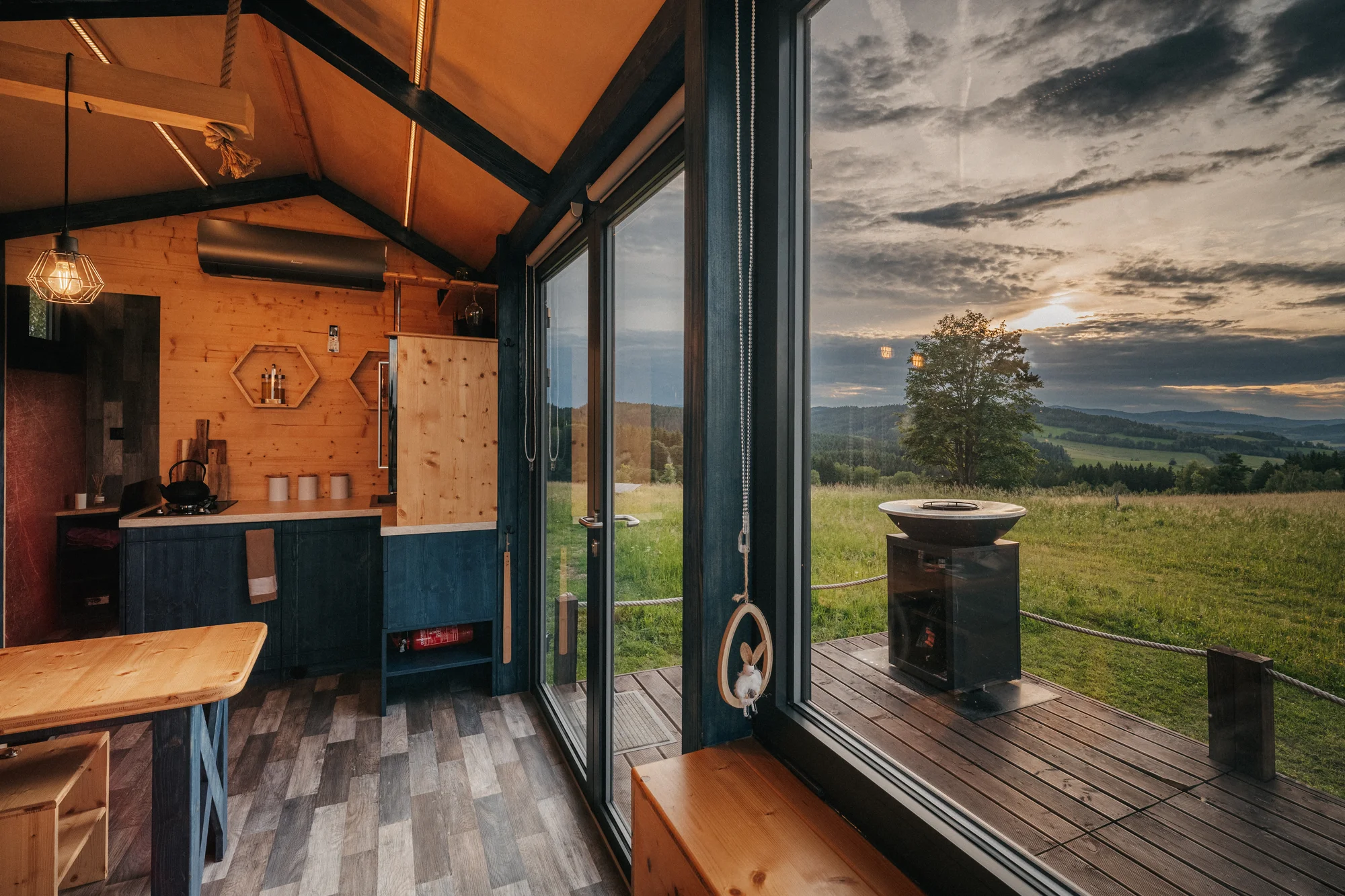 Tiny House Louis na Lipensku: skvělé vybavení včetně kuchyně a koupelny, překrásný výhled