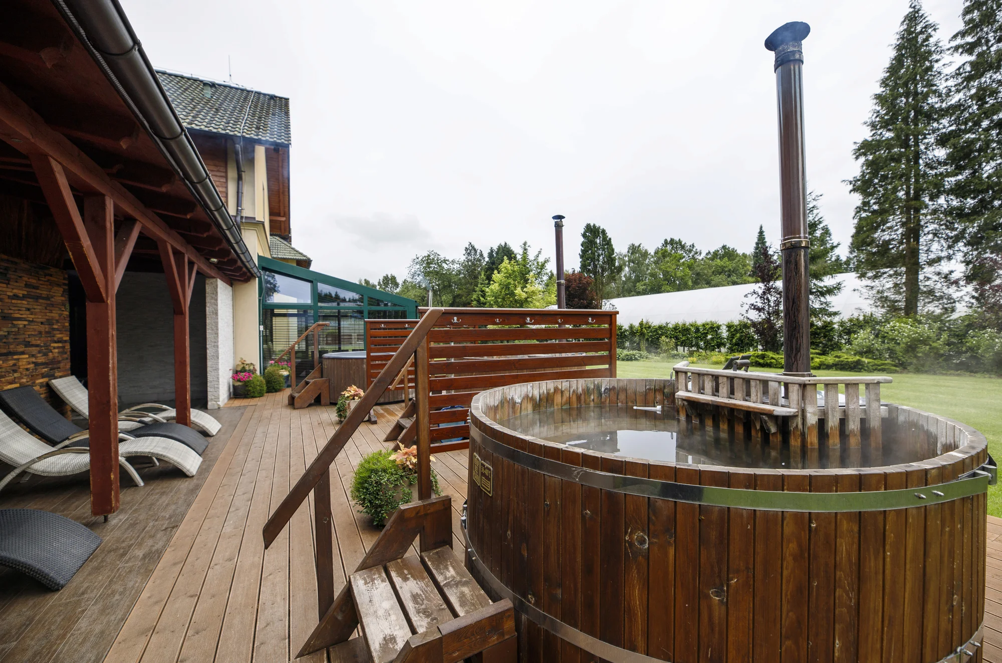 4* Resort Johanka či treehouse na Vysočině: polopenze, vířivka, sauna a dřevěné sudy