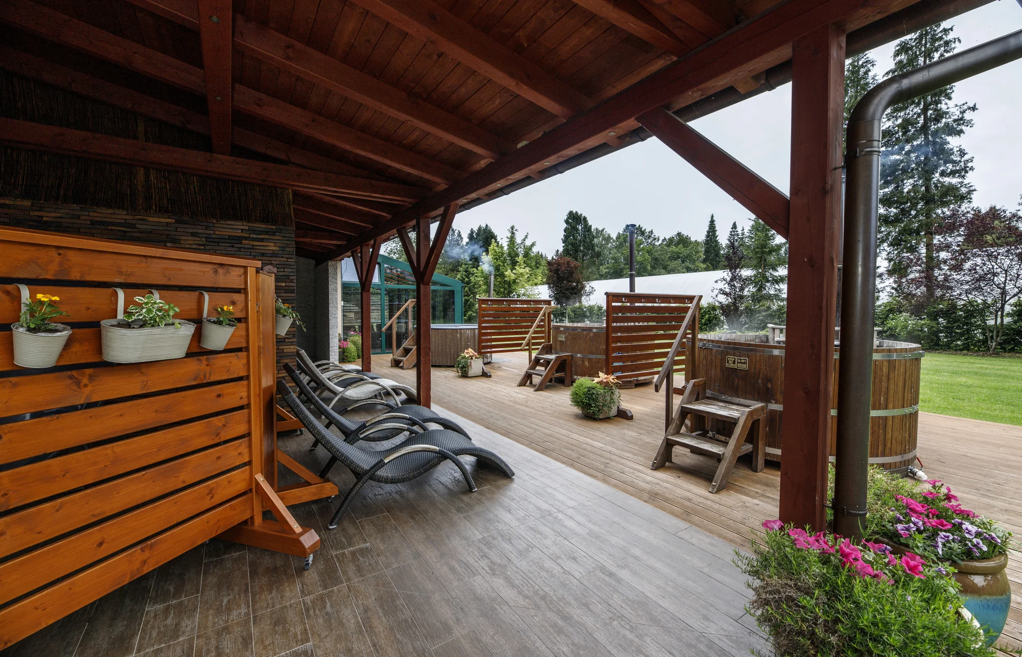 4* Resort Johanka či treehouse na Vysočině: polopenze, vířivka, sauna a dřevěné sudy