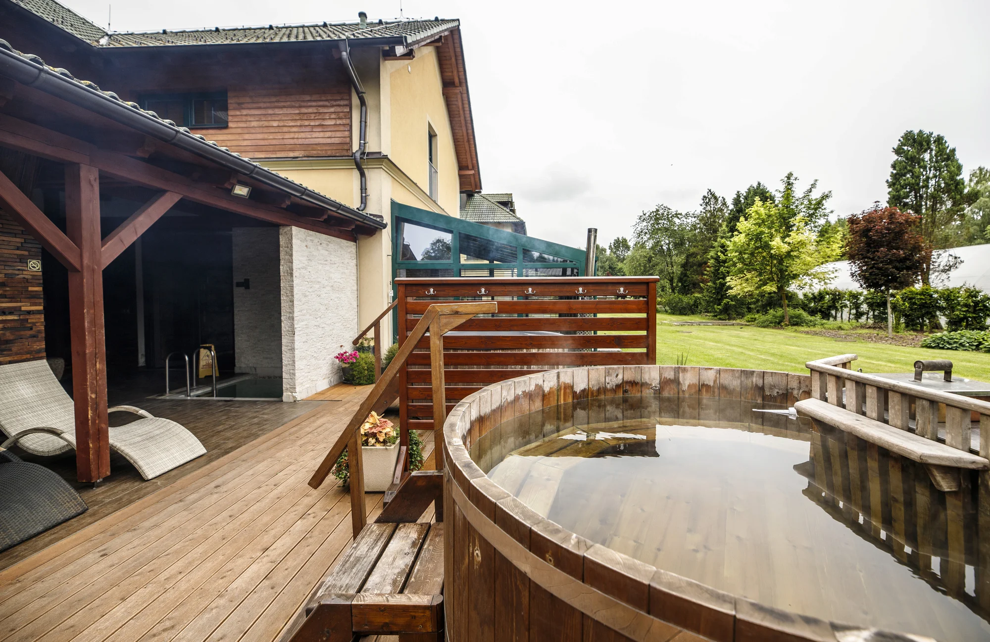 4* Resort Johanka či treehouse na Vysočině: polopenze, vířivka, sauna a dřevěné sudy