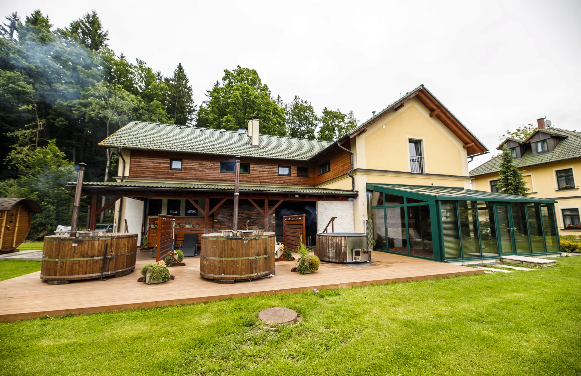 4* Resort Johanka či treehouse na Vysočině: polopenze, vířivka, sauna a dřevěné sudy