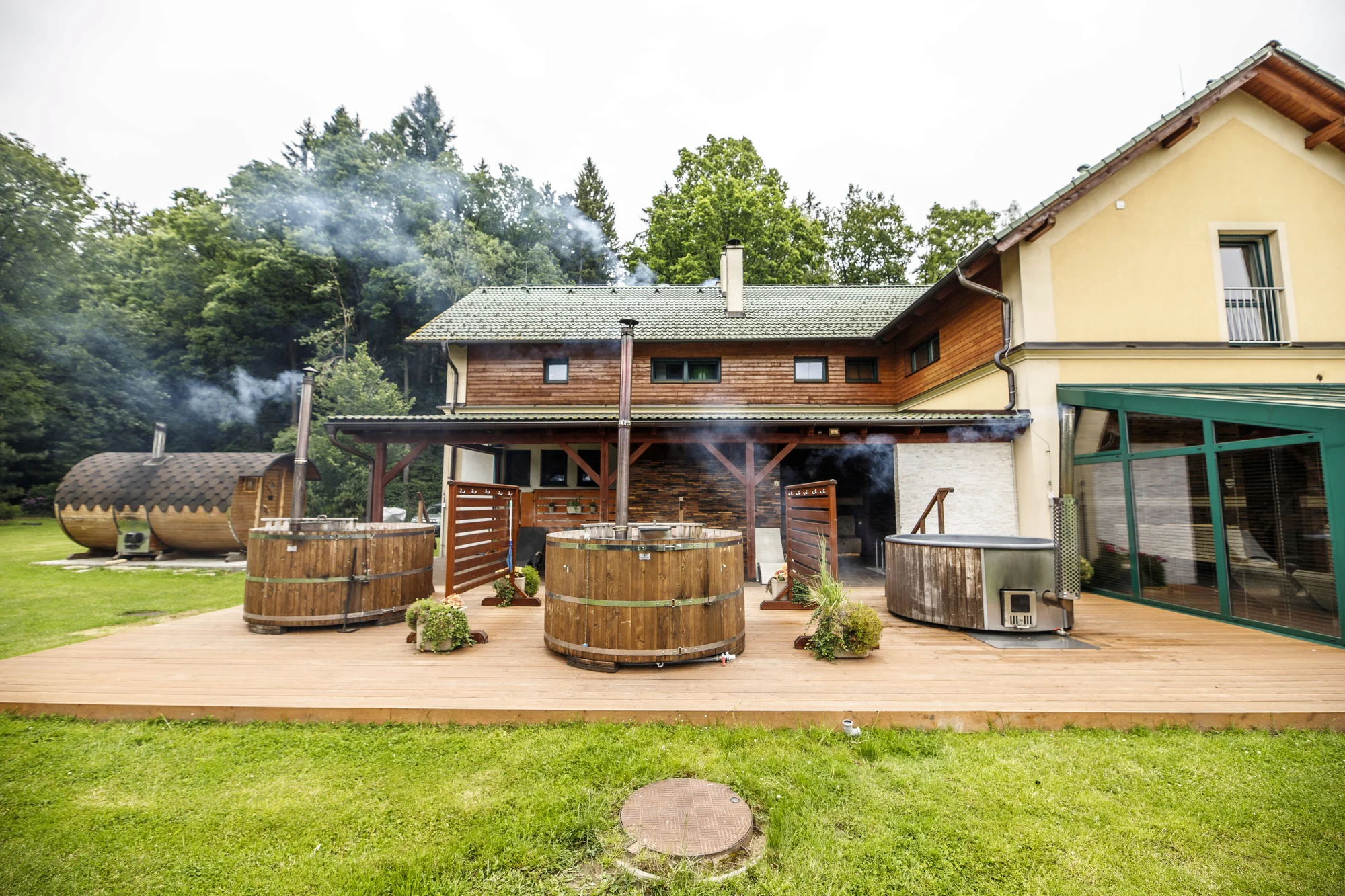 4* Resort Johanka či treehouse na Vysočině: polopenze, vířivka, sauna a dřevěné sudy