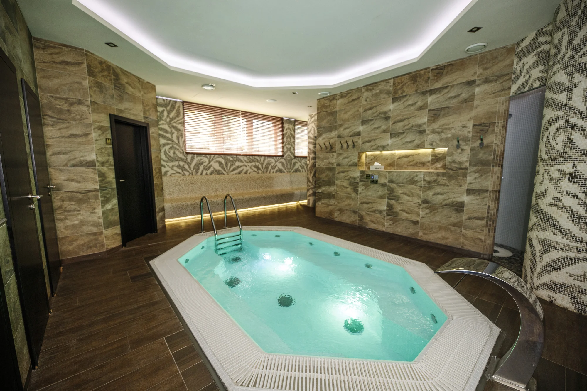4* Resort Johanka či treehouse na Vysočině: polopenze, vířivka, sauna a dřevěné sudy