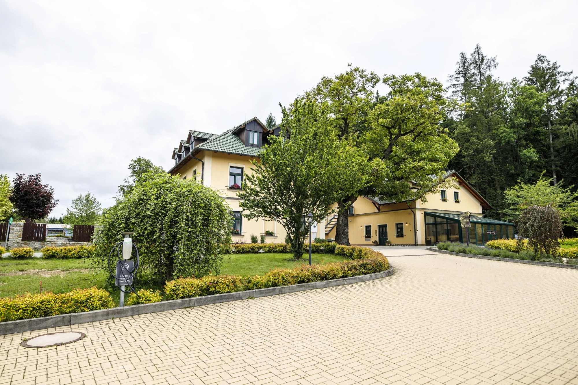 4* Resort Johanka či treehouse na Vysočině: polopenze, vířivka, sauna a dřevěné sudy