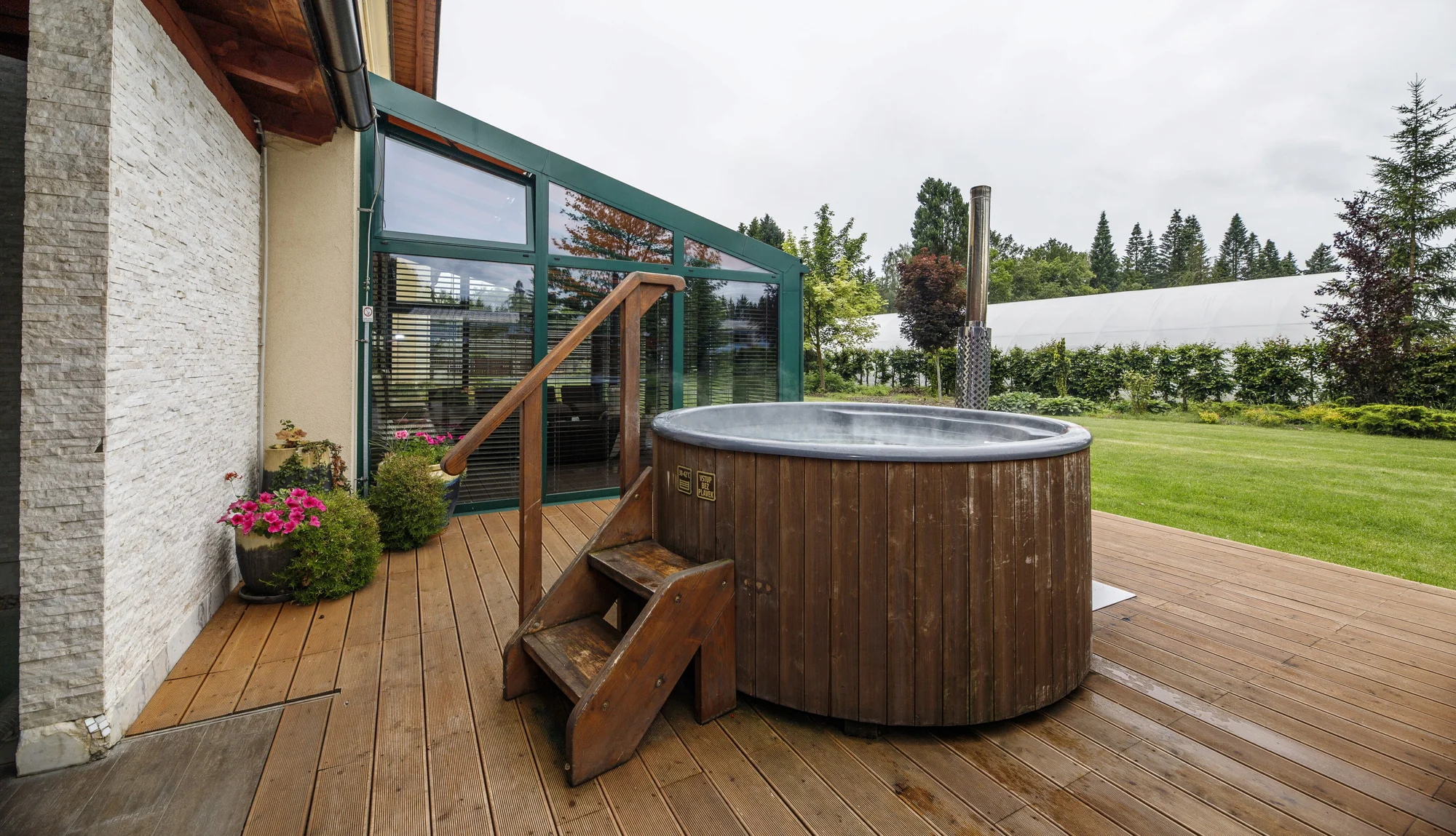 4* Resort Johanka či treehouse na Vysočině: polopenze, vířivka, sauna a dřevěné sudy