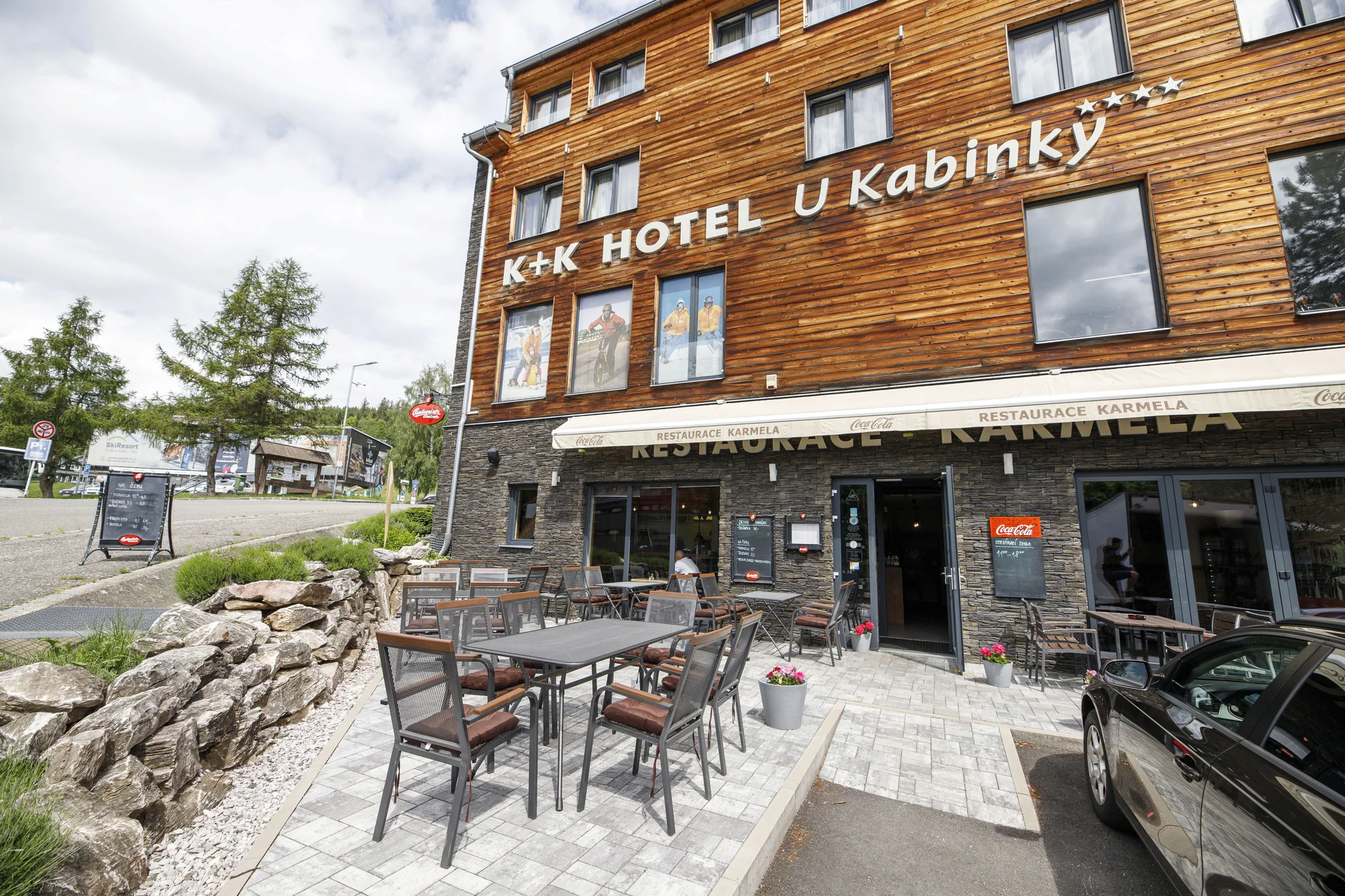 Aktivní odpočinek v moderním hotelu v Krkonoších: snídaně či polopenze, koloběžky i vstup do lanového parku