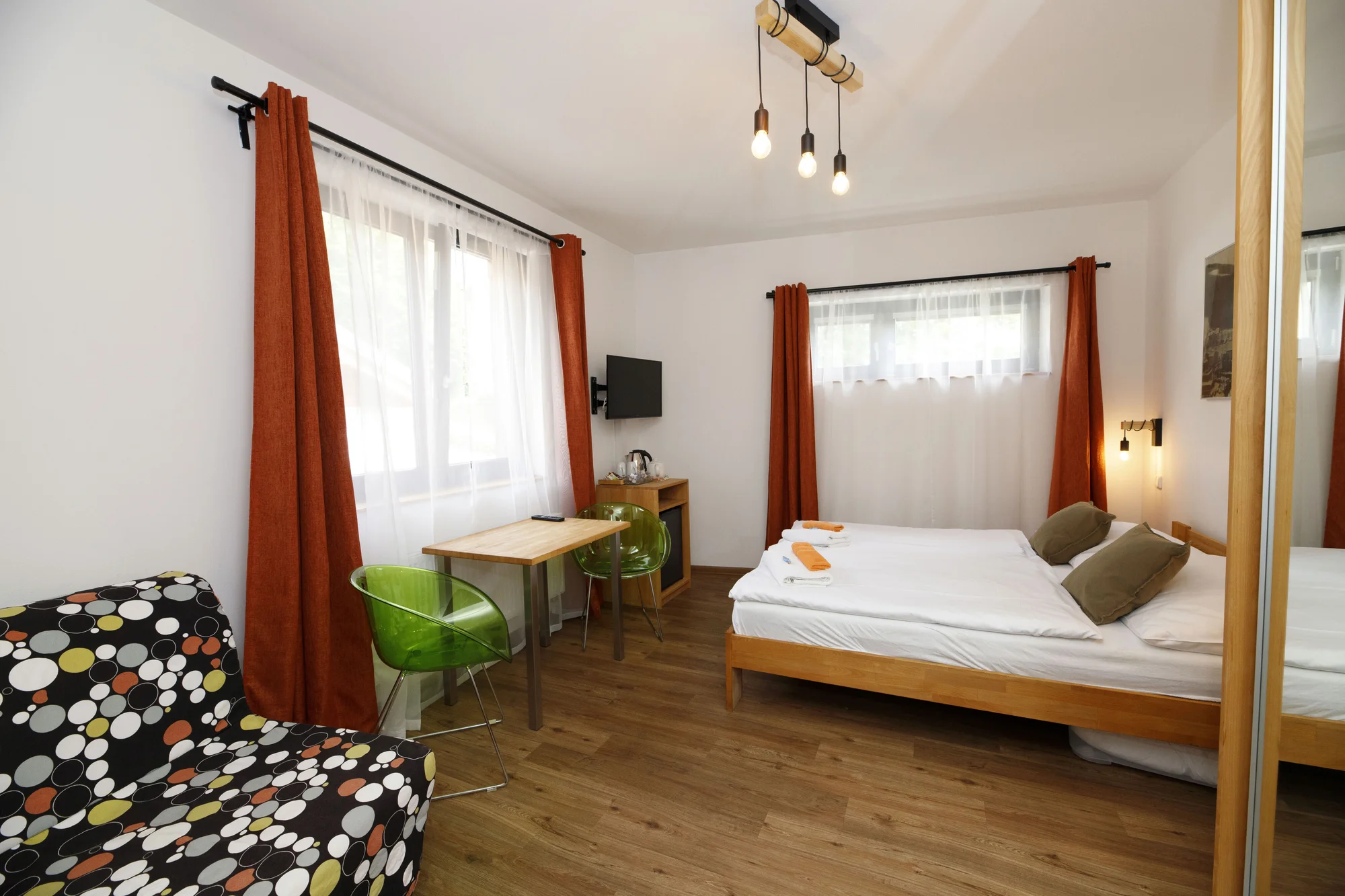 Aktivní odpočinek v moderním hotelu v Krkonoších: snídaně či polopenze, koloběžky i vstup do lanového parku