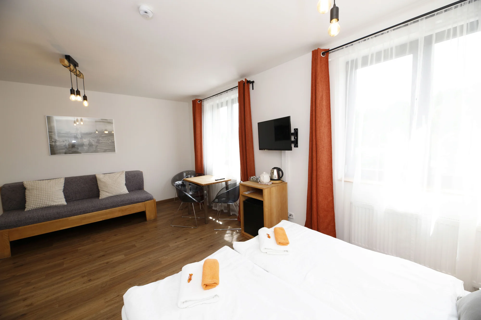 Aktivní odpočinek v moderním hotelu v Krkonoších: snídaně či polopenze, koloběžky i vstup do lanového parku