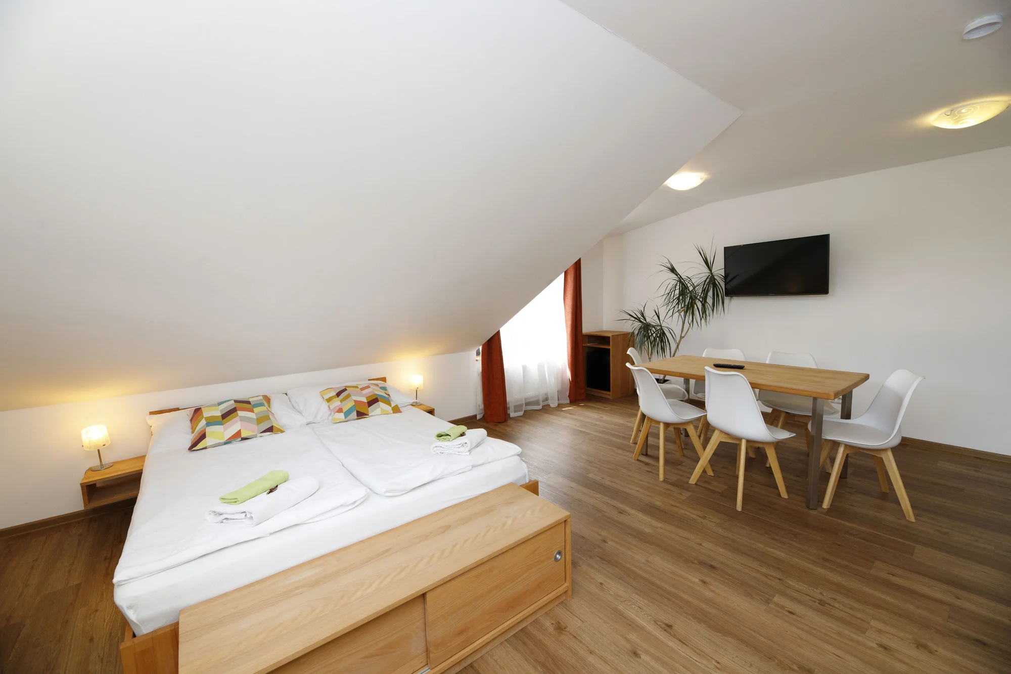 Aktivní odpočinek v moderním hotelu v Krkonoších: snídaně či polopenze, koloběžky i vstup do lanového parku