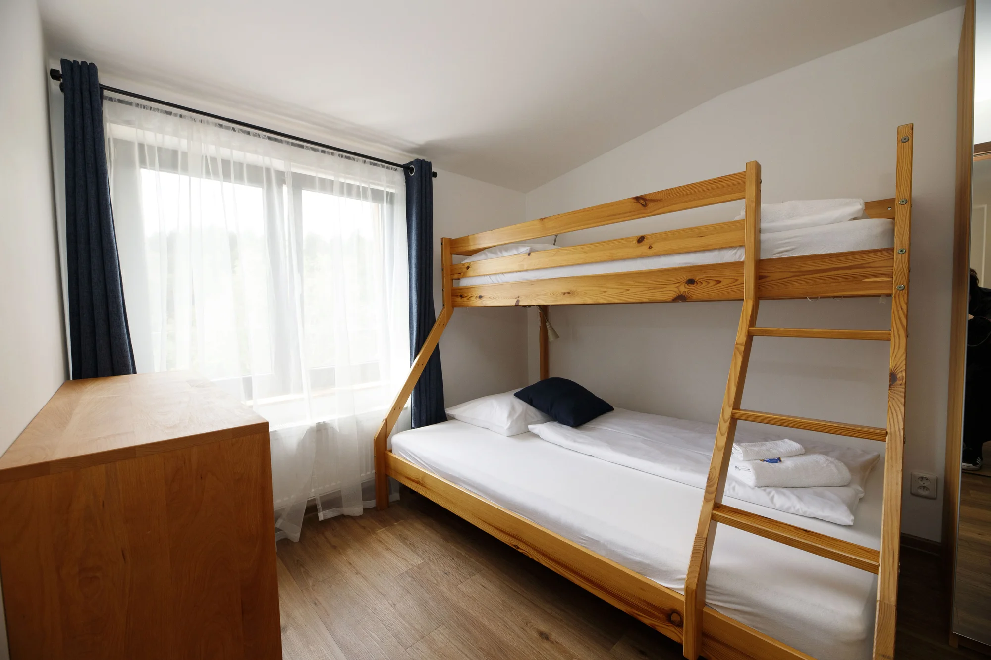Aktivní odpočinek v moderním hotelu v Krkonoších: snídaně či polopenze, koloběžky i vstup do lanového parku