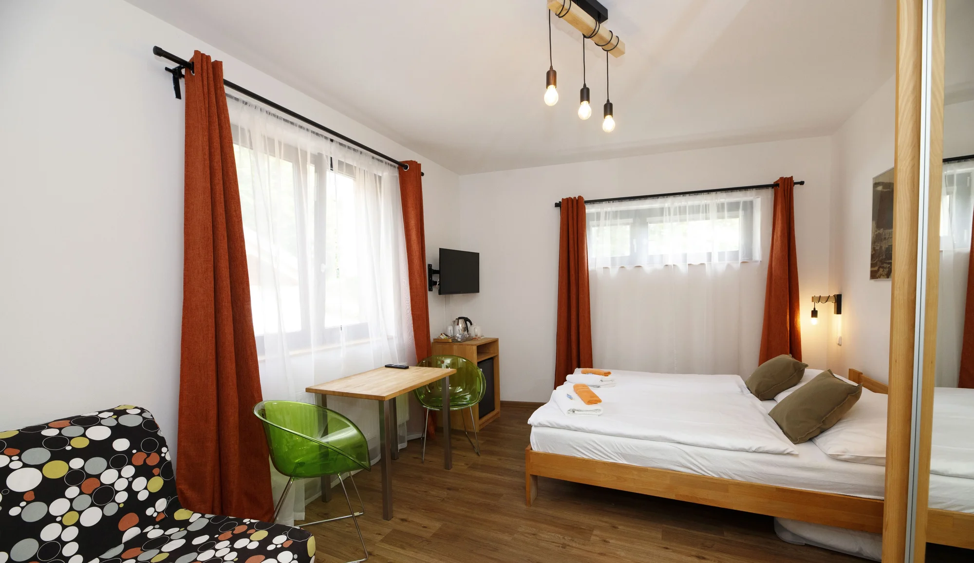 Aktivní odpočinek v moderním hotelu v Krkonoších: snídaně či polopenze, koloběžky i vstup do lanového parku