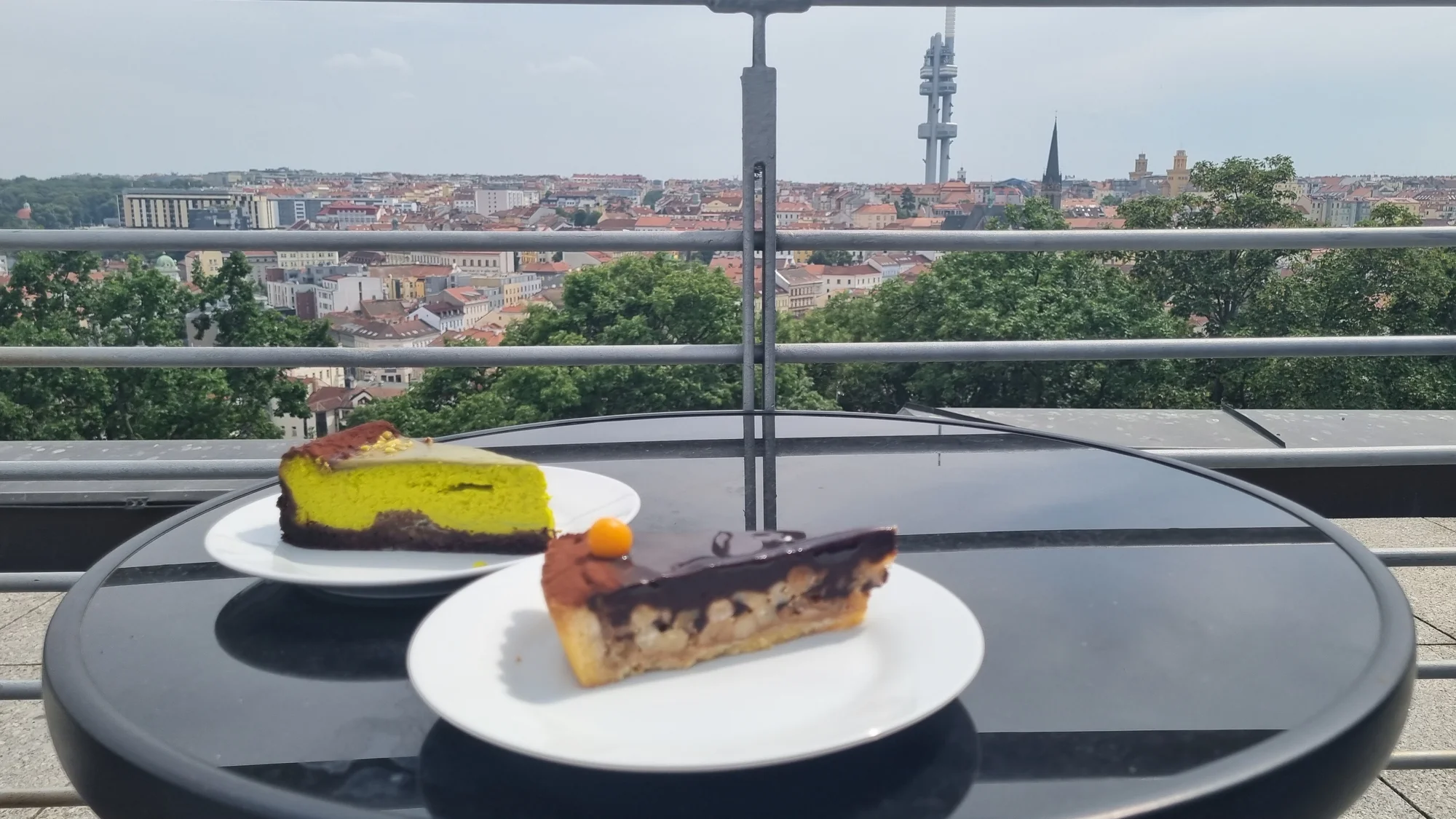 Café Vítkov: dort s kávou nebo Gin & Tonic s výhledem na Žižkov a Karlín