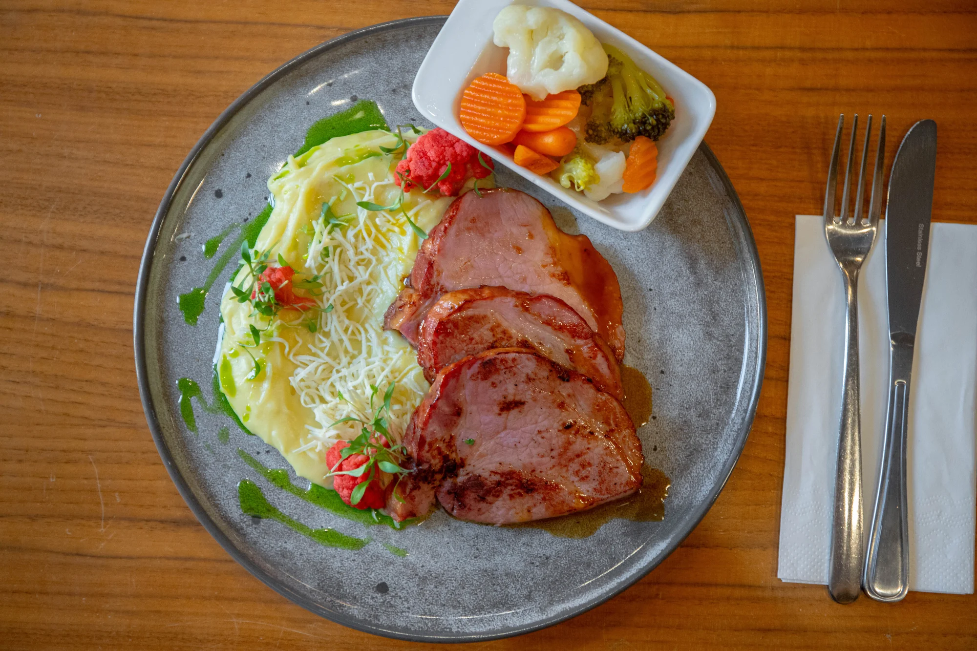 Salut Restaurant: voucher v hodnotě 600-1800 Kč na speciality české i mezinárodní kuchyně