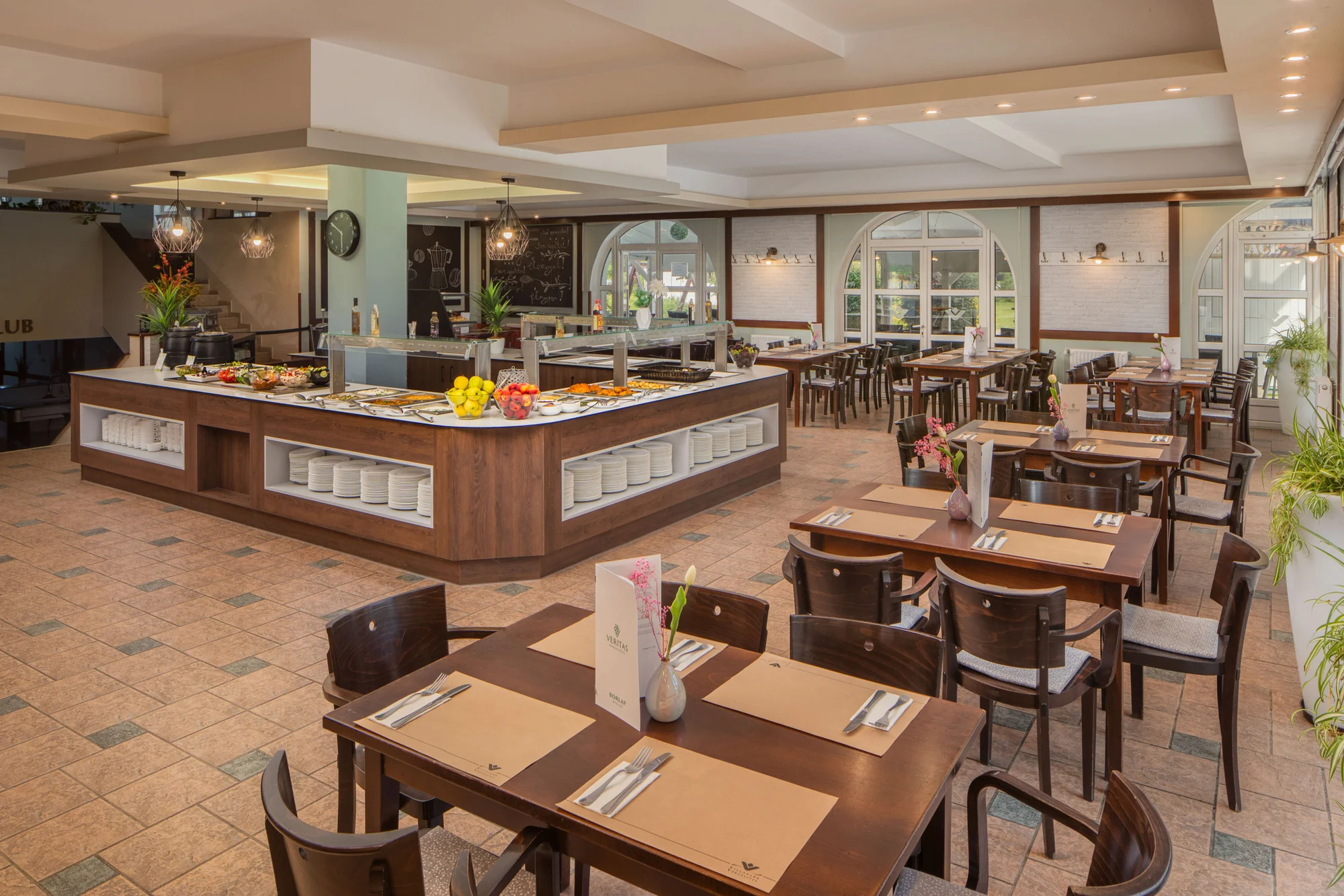 Relax pro rodinu nebo partu přátel blízko Budapešti: neomezeně wellness, možnost polopenze a slevy, děti zdarma