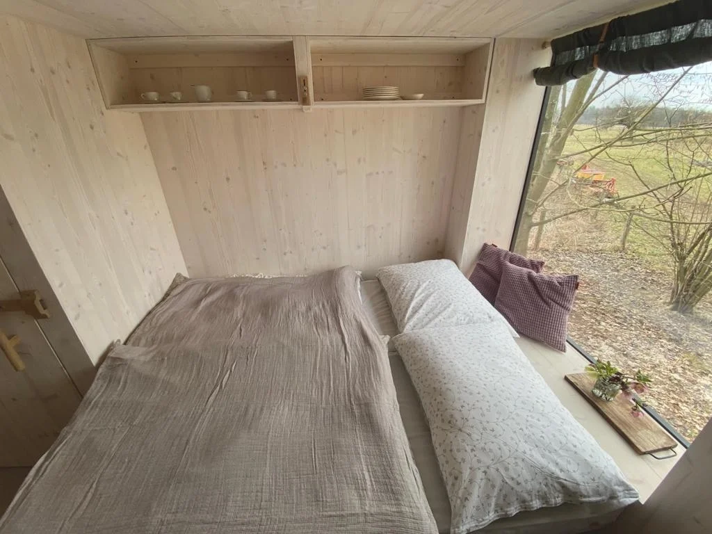 Romantický pobyt v posedu včetně snídaně: výhled na jabloně nebo levandulové pole