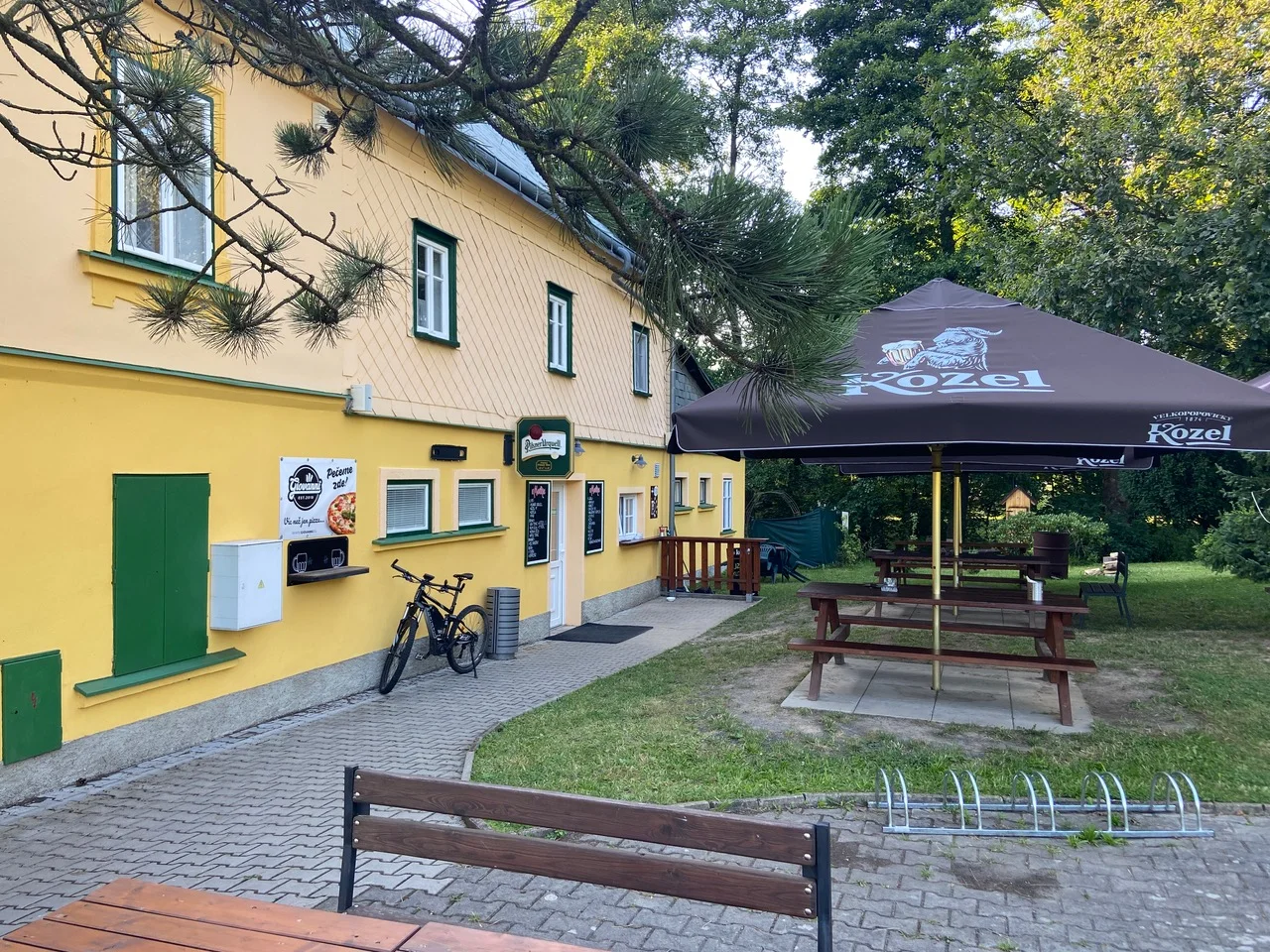 Smažák nebo kuřecí stripsy, hranolky i nápoje pro jednoho, dva či partu