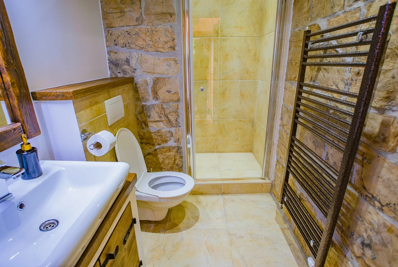 Apartmán nebo pokoj na farmě na západním Slovensku: zvířata, privátní wellness a snídaně