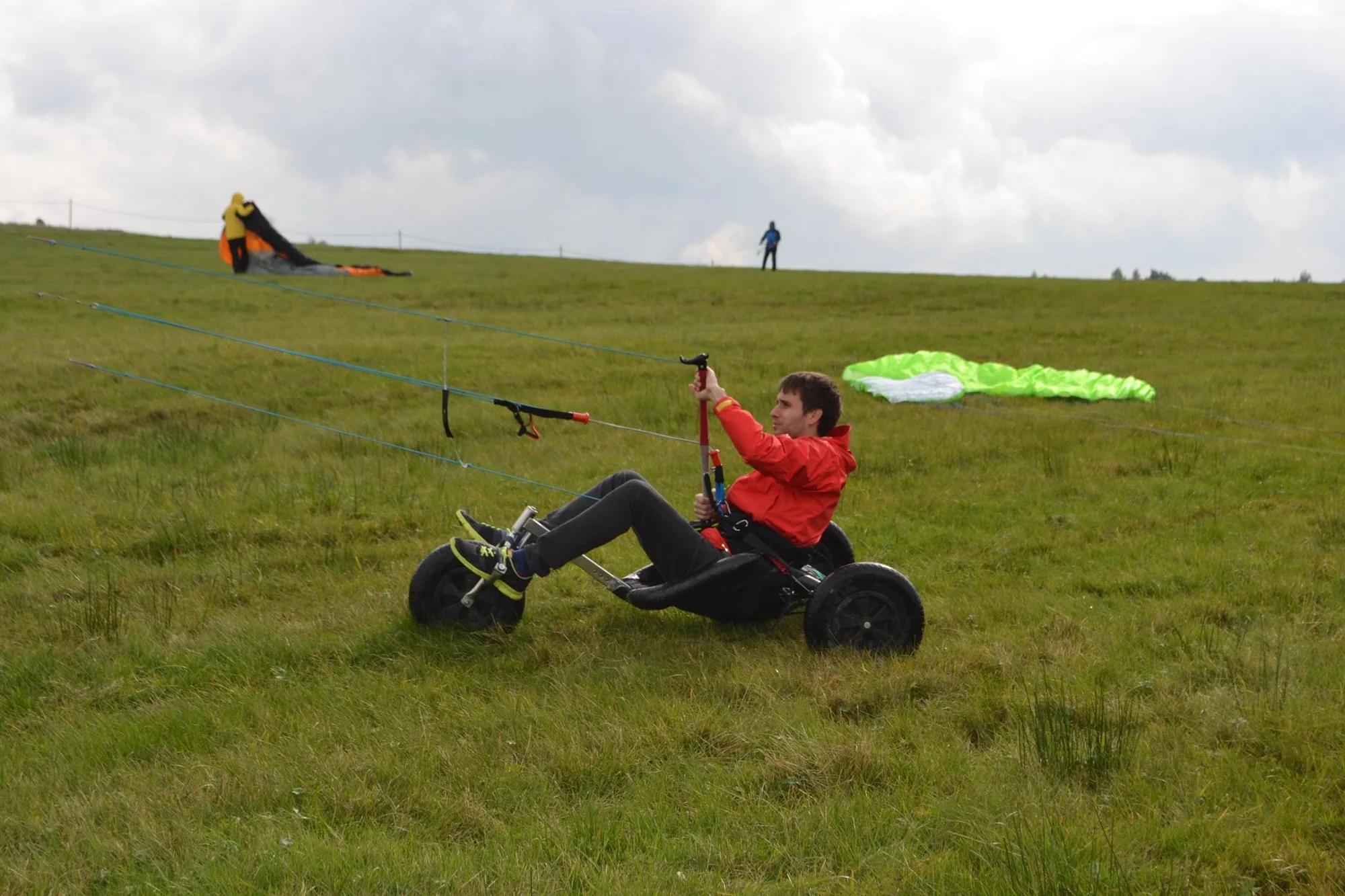 Adrenalinová jízda s drakem: kurzy landkitingu pro začátečníky i pokročilé