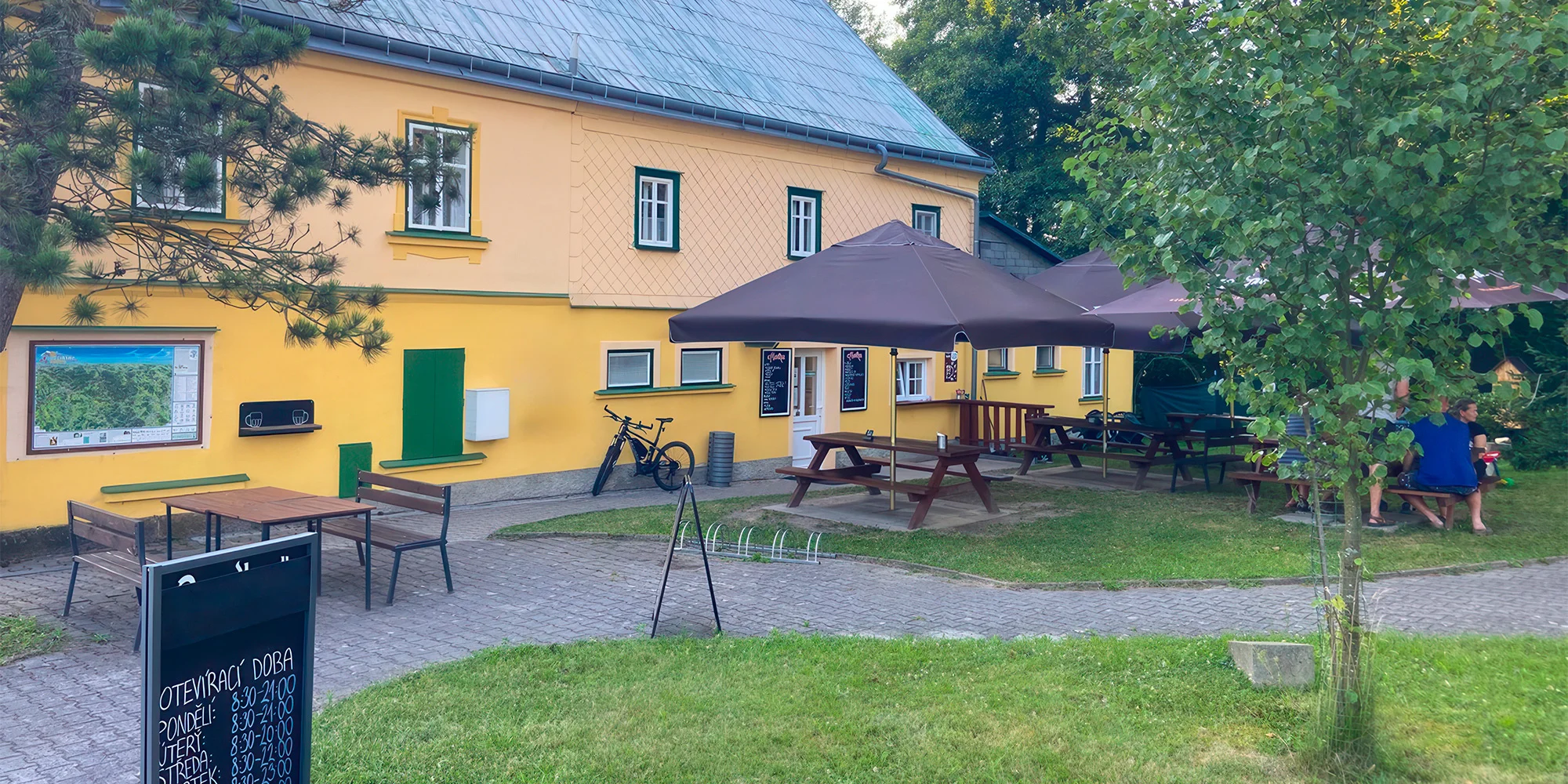 Smažák nebo kuřecí stripsy, hranolky i nápoje pro jednoho, dva či partu