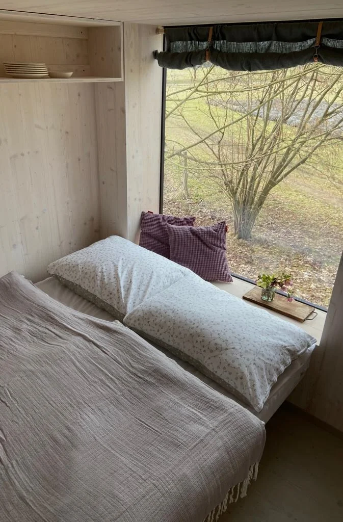Romantický pobyt v posedu včetně snídaně: výhled na jabloně nebo levandulové pole
