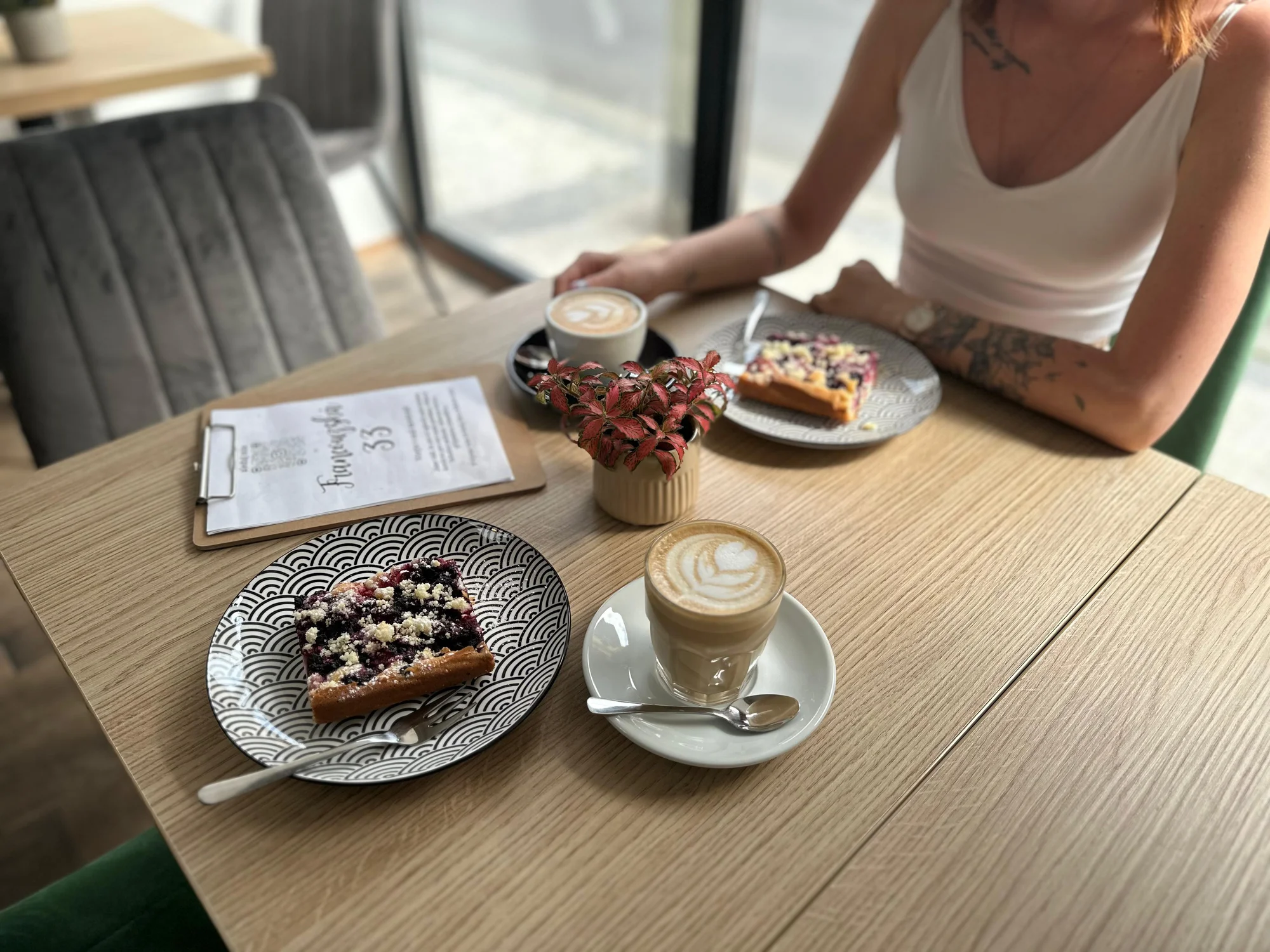 Voucher v hodnotě 300–1000 Kč do kavárny na Vinohradech: káva, matcha, koláče i brunche