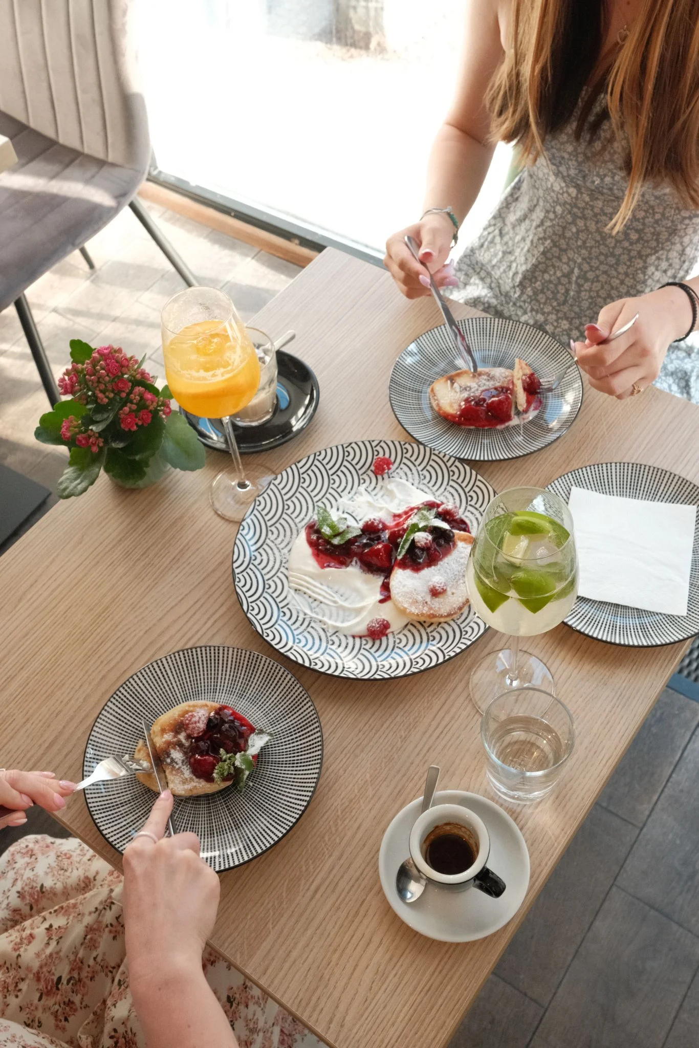 Voucher v hodnotě 300–1000 Kč do kavárny na Vinohradech: káva, matcha, koláče i brunche