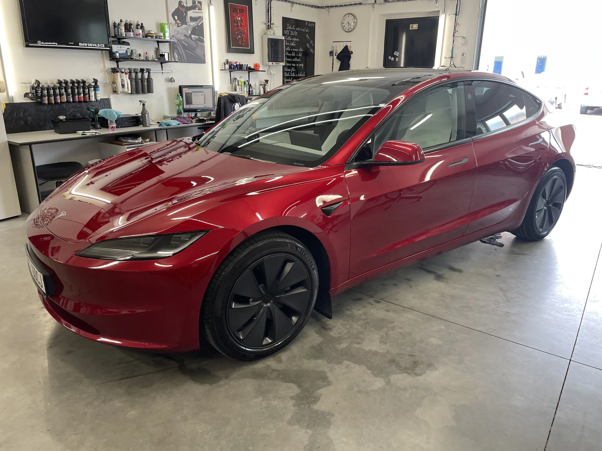 Hodnotový poukaz na veškerou péči o auto: čištění vozu, renovace laku, tónování skel aj.