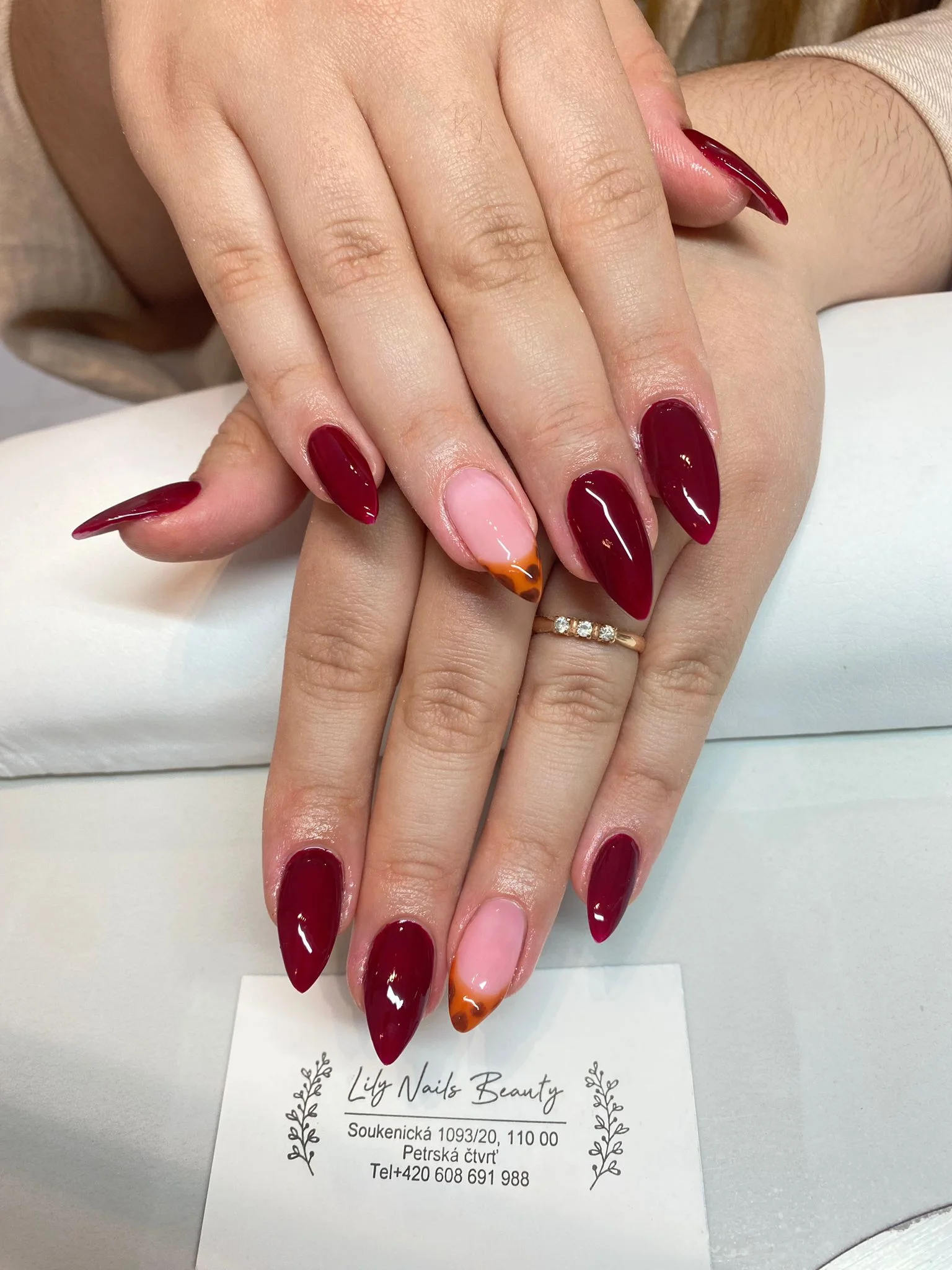 Péče o ruce i nohy: základní manikúra nebo pedikúra, nové gelové nehty i Shellac či gel lak