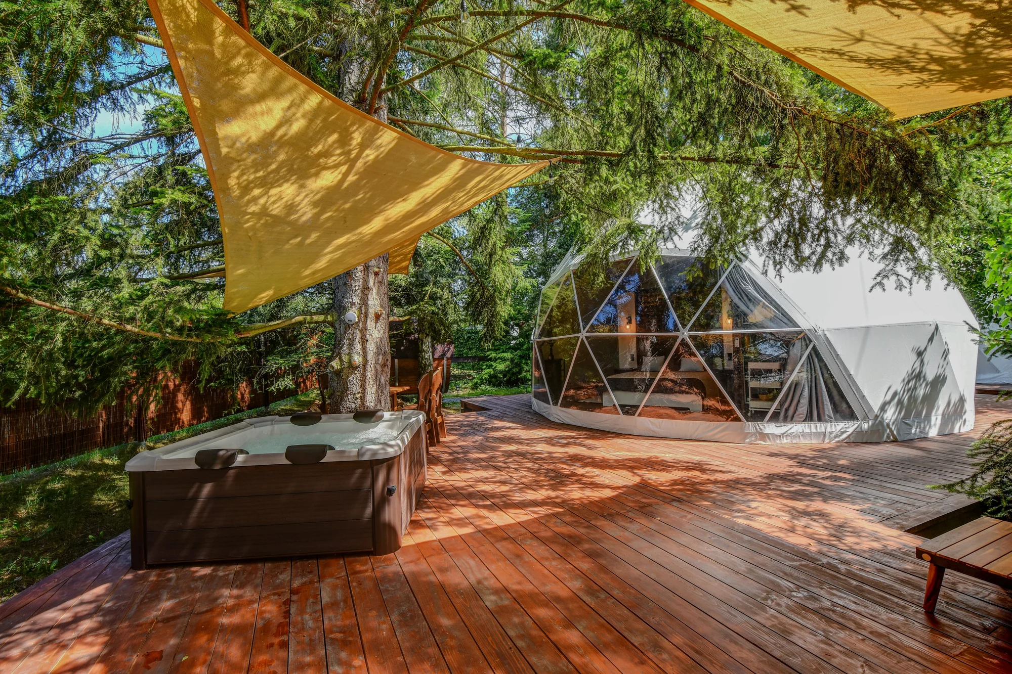Glamping u pláže na Slapech: snídaně i privátní vířivka a venkovní sauna