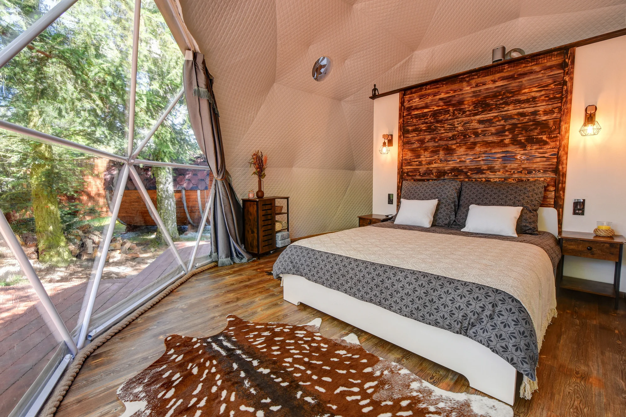 Glamping u pláže na Slapech: snídaně i privátní vířivka a venkovní sauna
