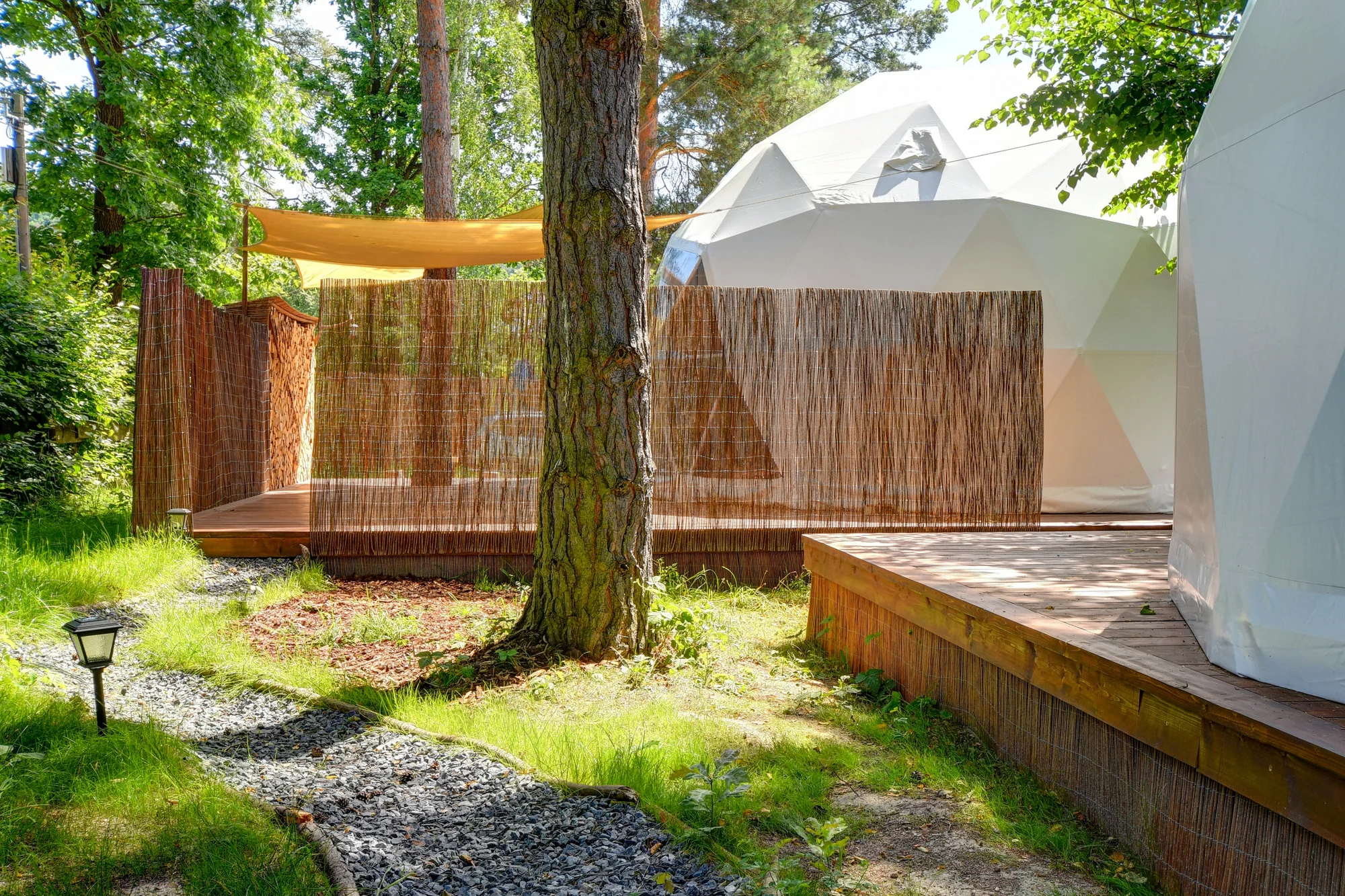 Glamping u pláže na Slapech: snídaně i privátní vířivka a venkovní sauna