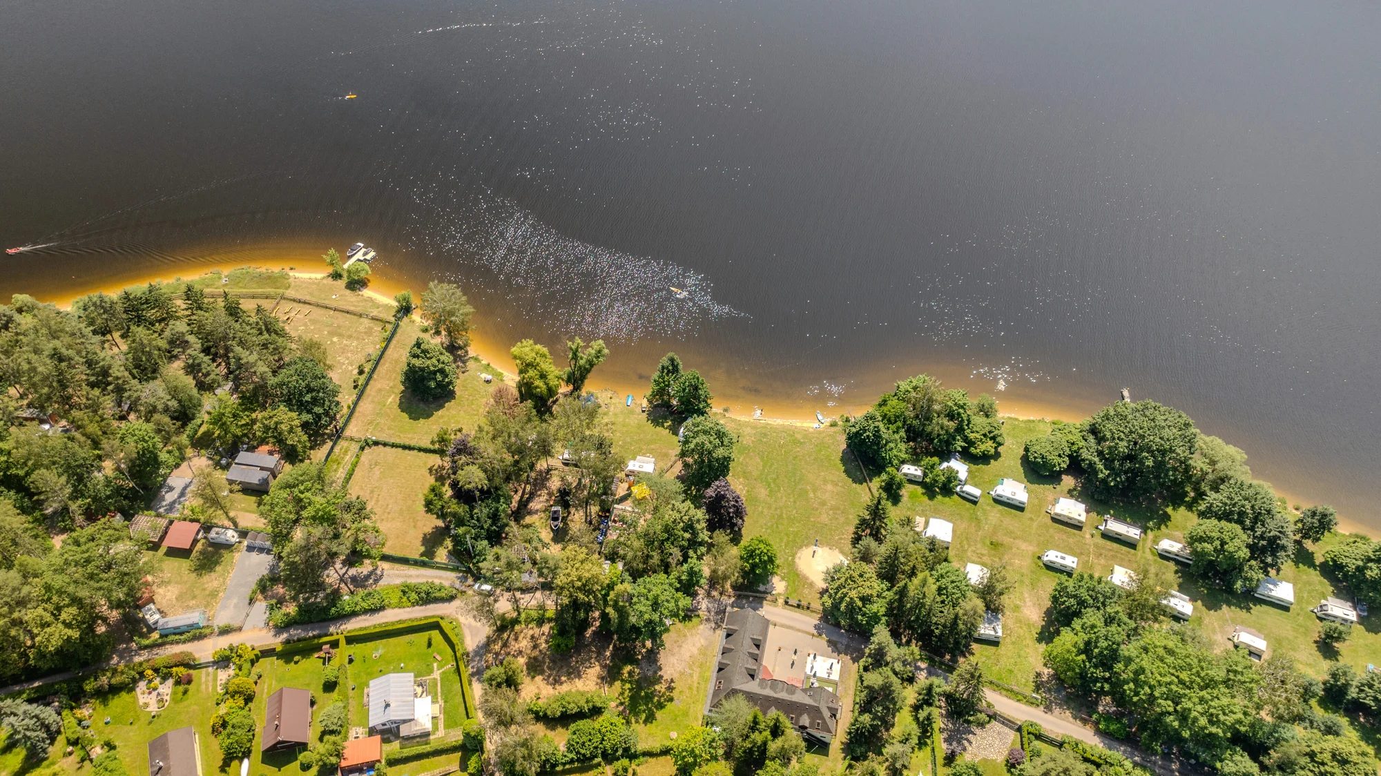 Glamping u pláže na Slapech: snídaně i privátní vířivka a venkovní sauna
