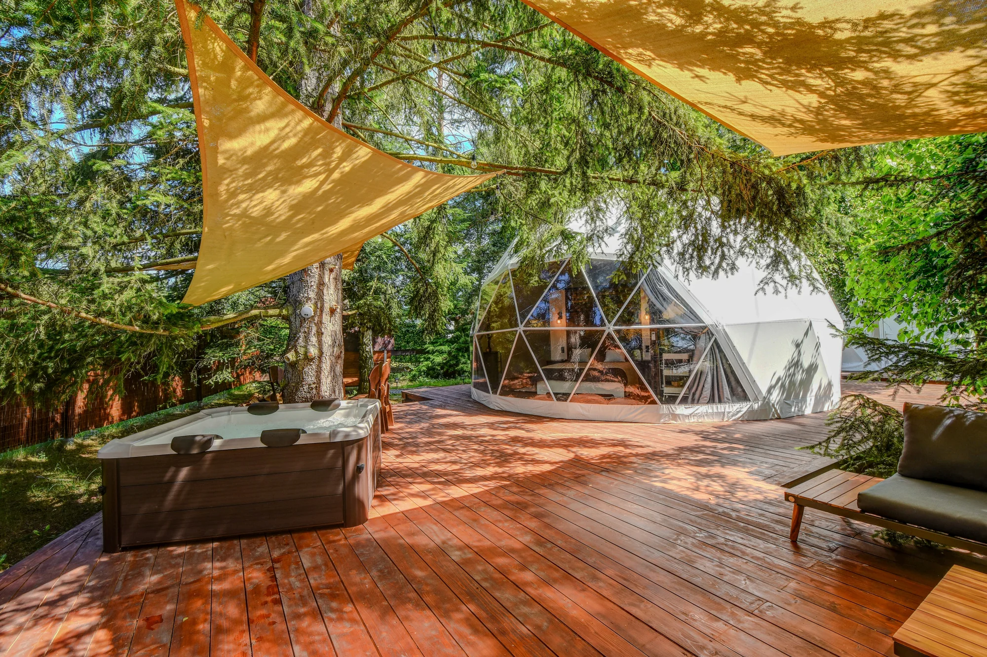 Glamping u pláže na Slapech: snídaně i privátní vířivka a venkovní sauna