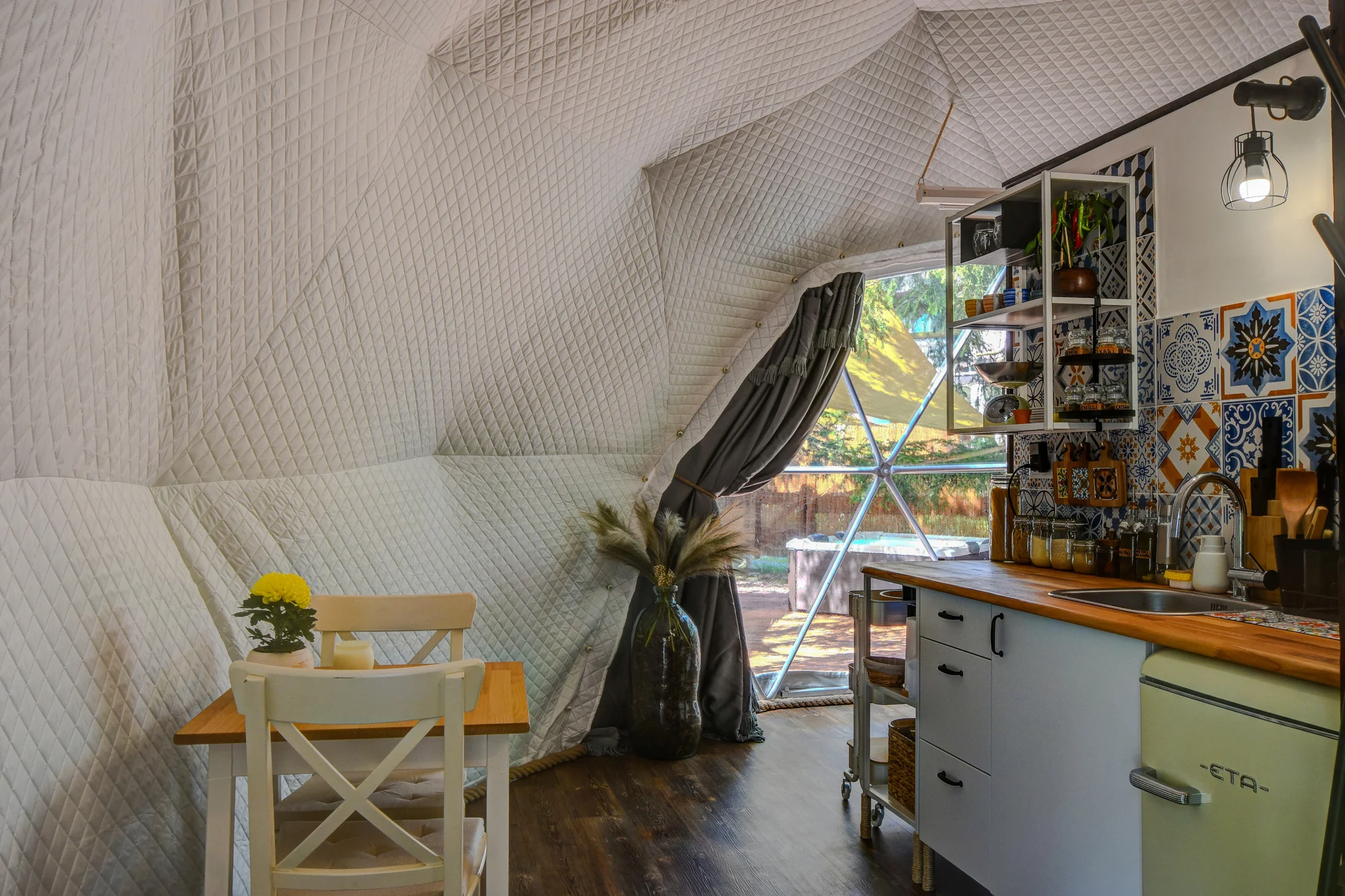 Glamping u pláže na Slapech: snídaně i privátní vířivka a venkovní sauna