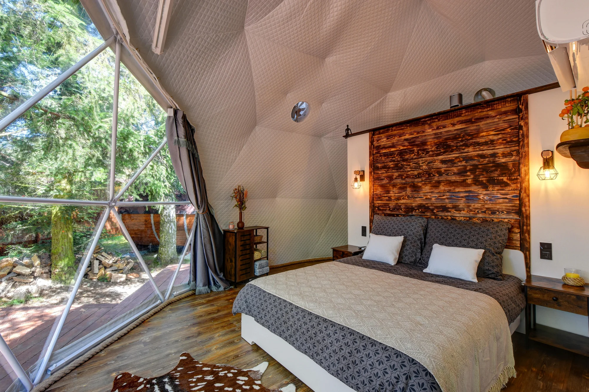 Glamping u pláže na Slapech: snídaně i privátní vířivka a venkovní sauna