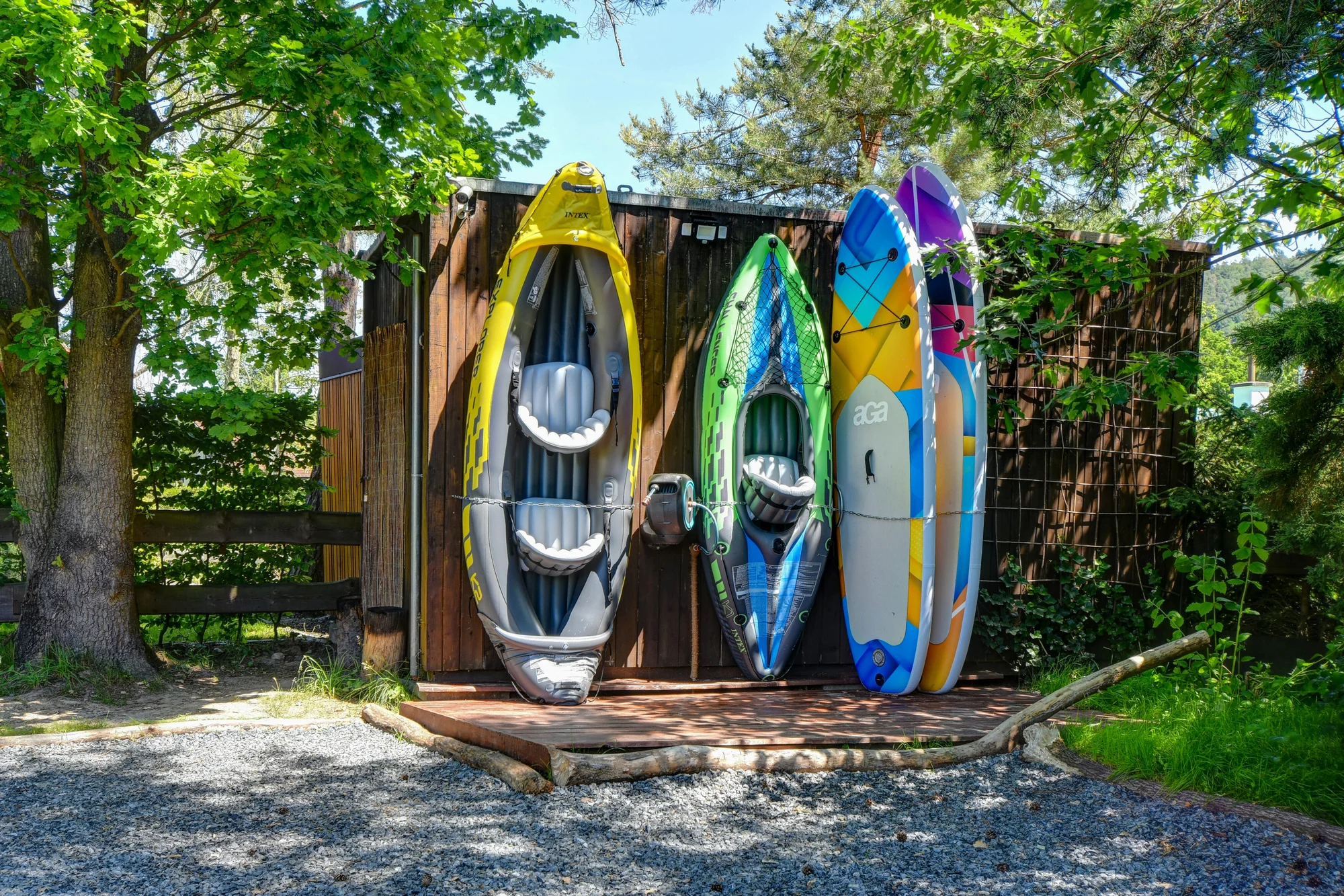 Glamping u pláže na Slapech: snídaně i privátní vířivka a venkovní sauna