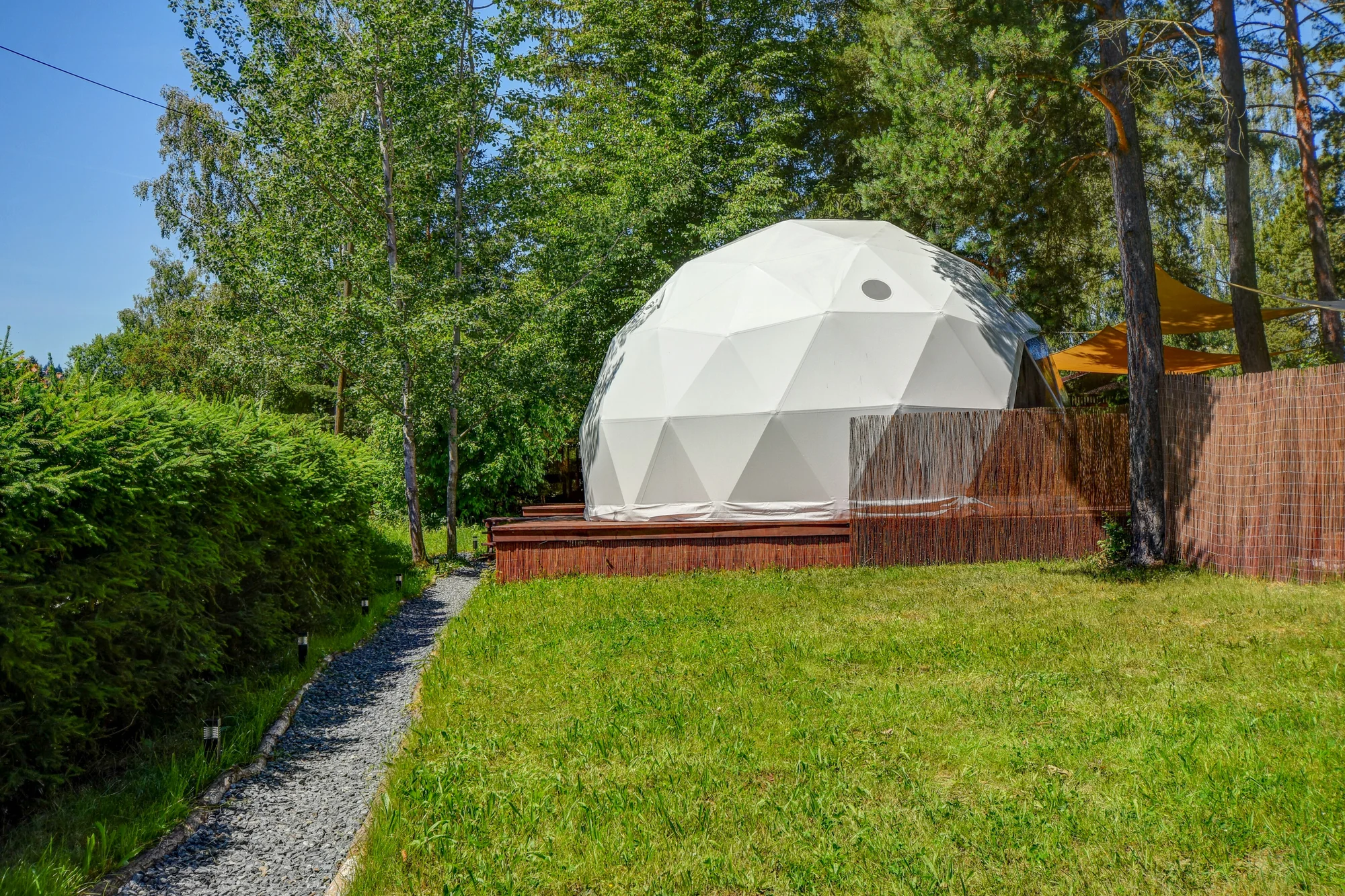 Glamping u pláže na Slapech: snídaně i privátní vířivka a venkovní sauna