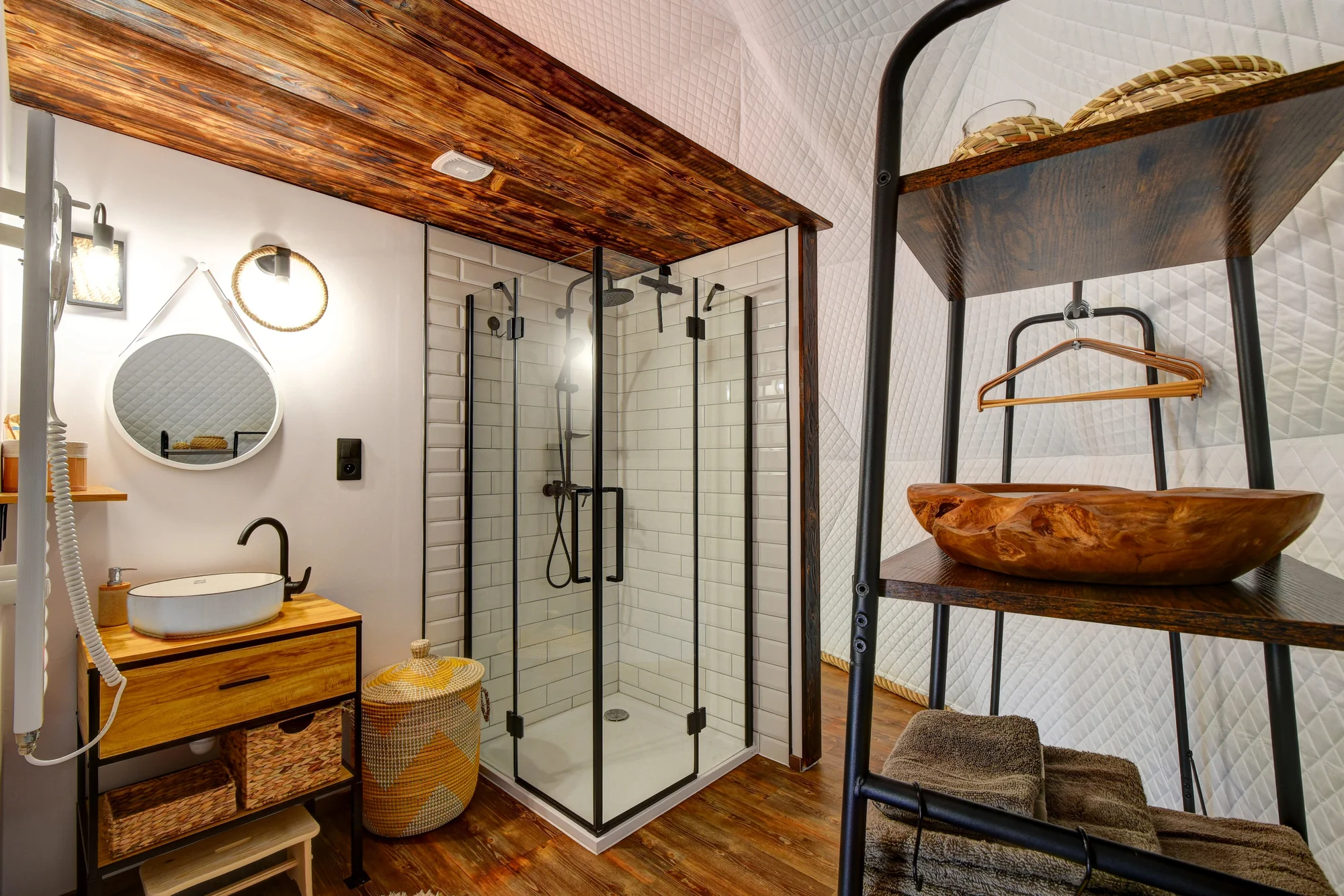 Glamping u pláže na Slapech: snídaně i privátní vířivka a venkovní sauna