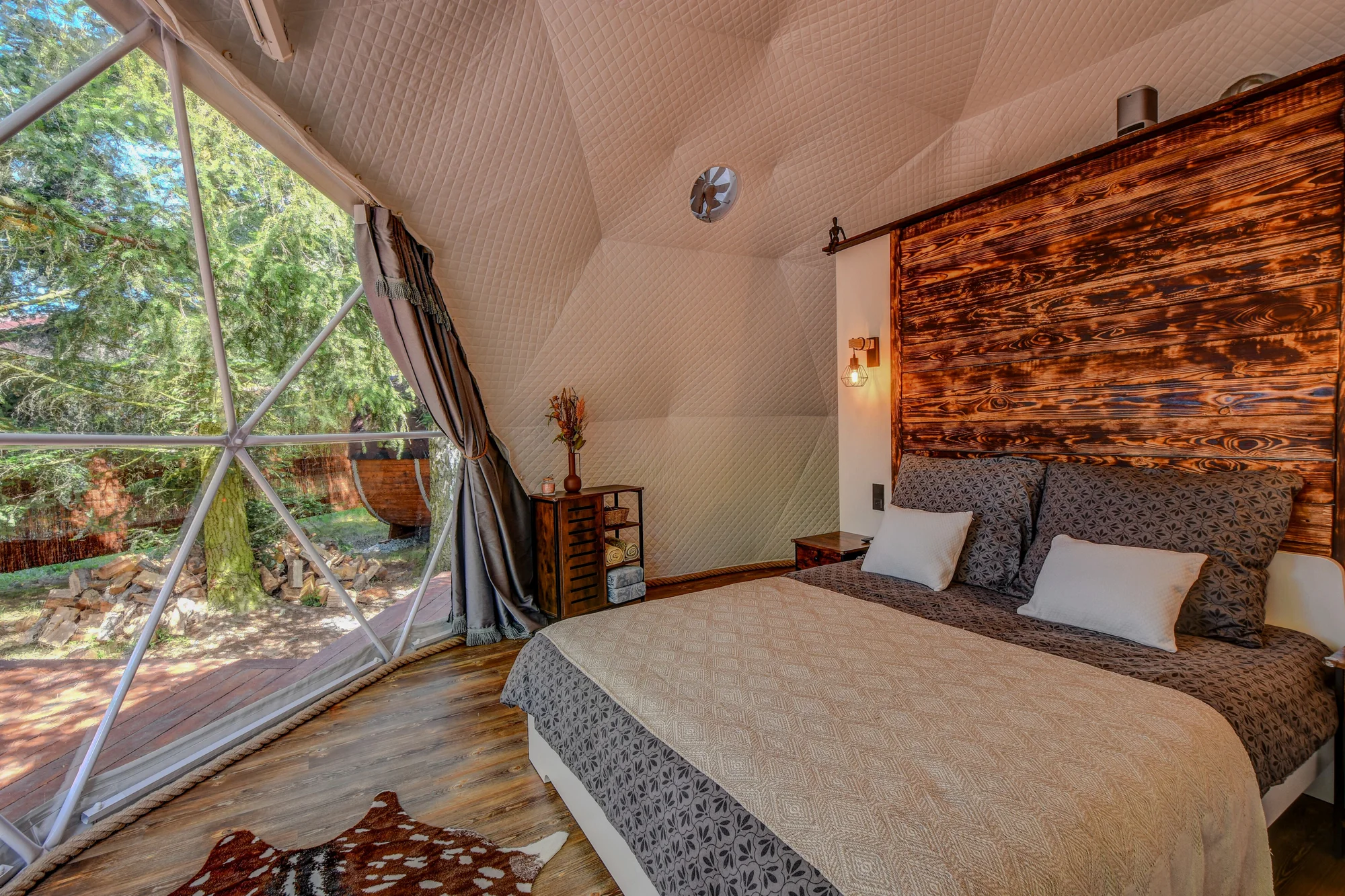 Glamping u pláže na Slapech: snídaně i privátní vířivka a venkovní sauna