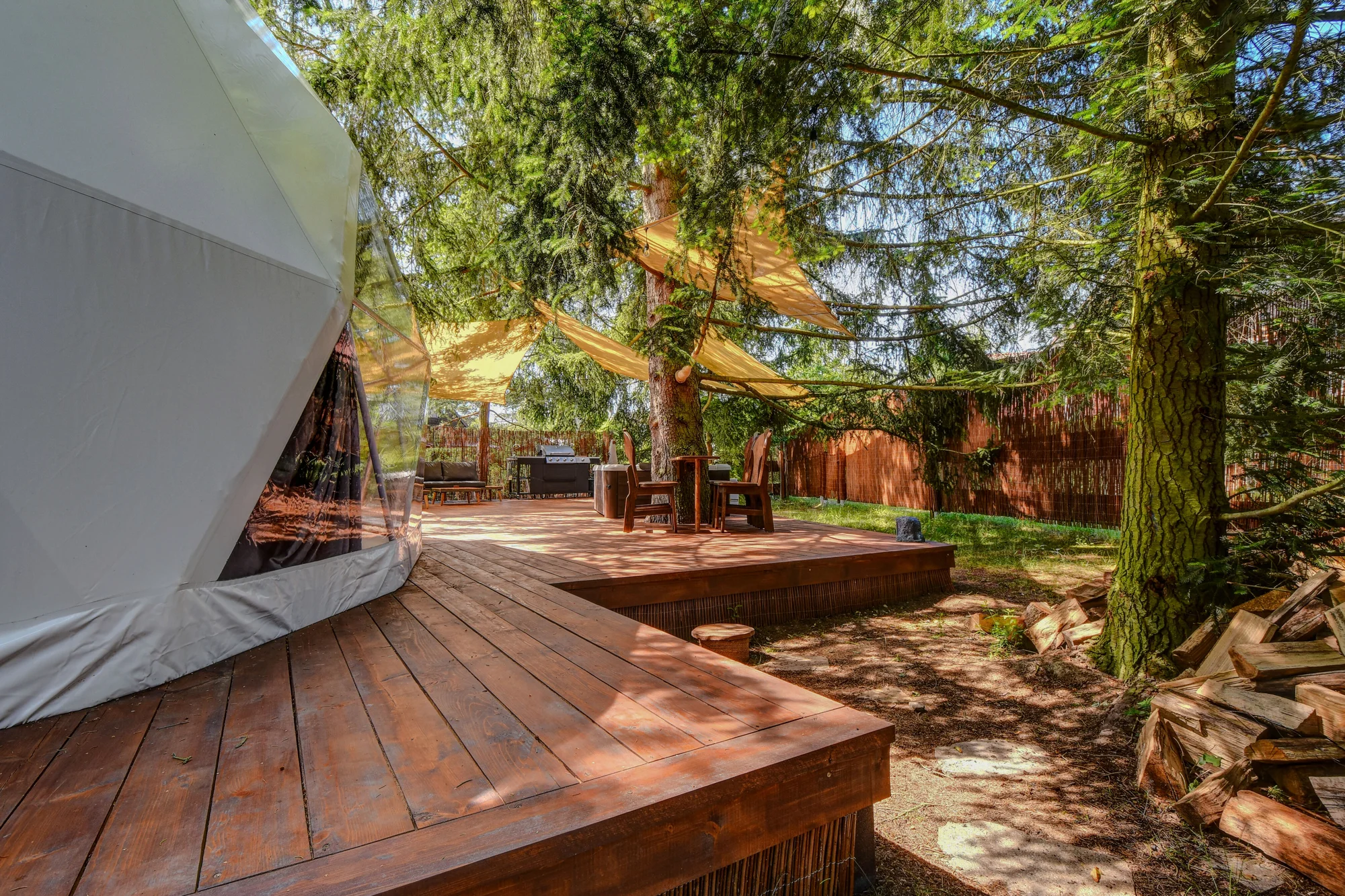 Glamping u pláže na Slapech: snídaně i privátní vířivka a venkovní sauna