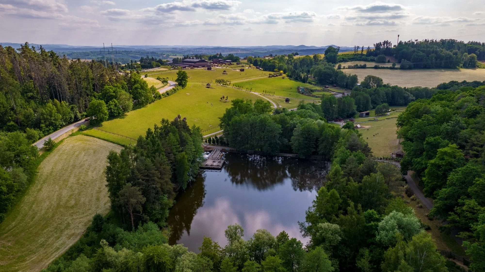 Celodenní vstup do Farmaparku včetně všech atrakcí a kyblík krmení nebo plyšák