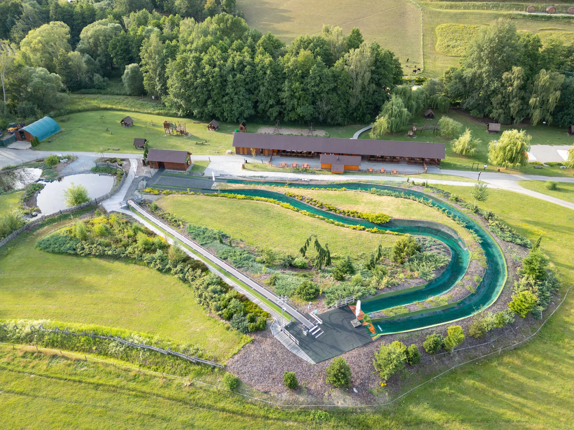 Celodenní vstup do Farmaparku včetně všech atrakcí a kyblík krmení nebo plyšák